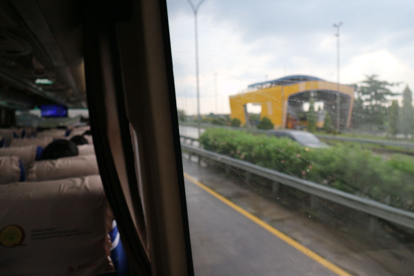 Canon EF-M 15-45mm F3.5-6.3 IS STM sample photo. Bus, city, urban photography