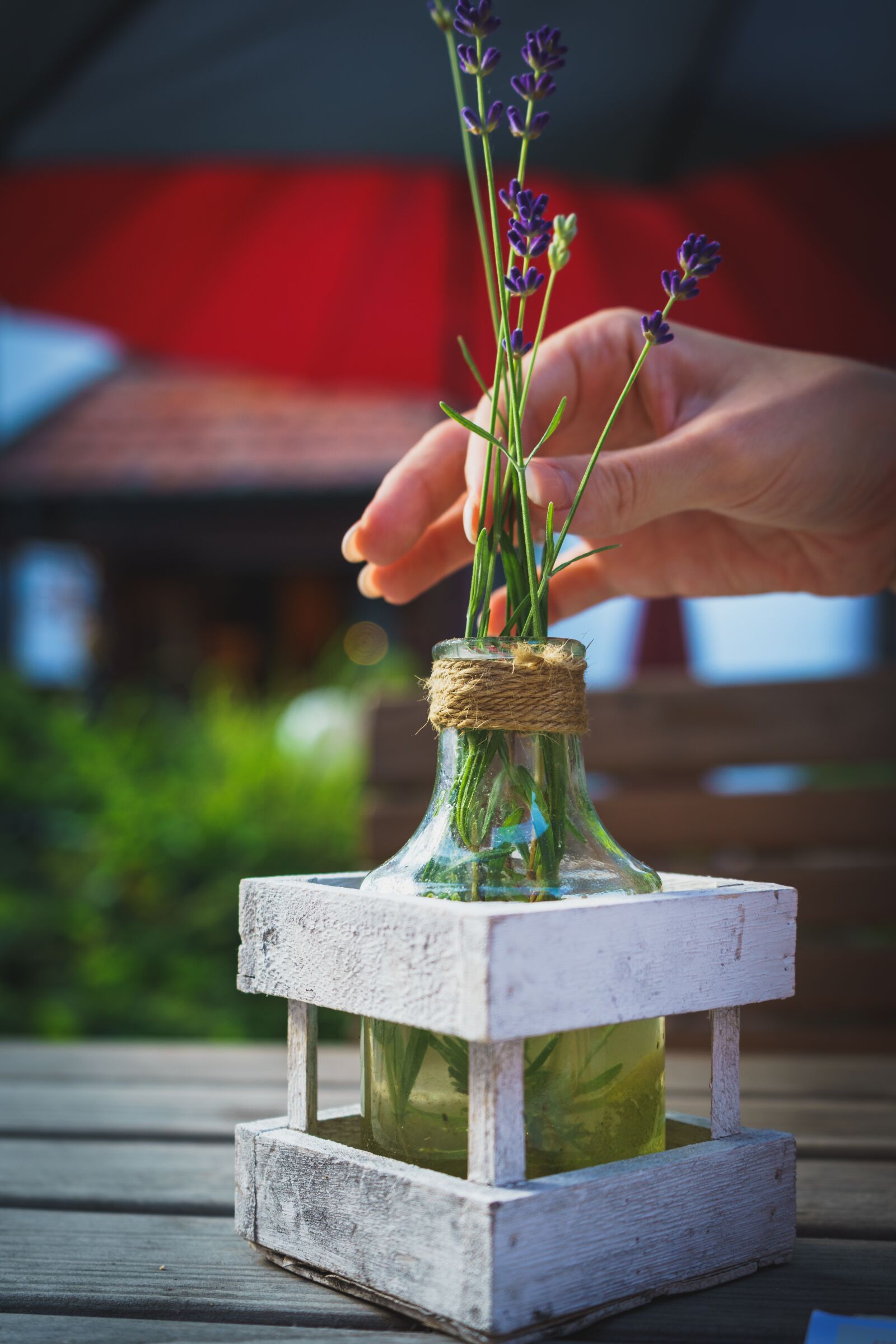 Sony a7 II + Sony FE 28-70mm F3.5-5.6 OSS sample photo. Table jewelry, hand, human photography