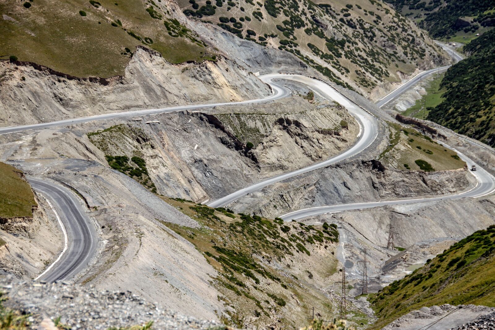 Canon EOS 500D (EOS Rebel T1i / EOS Kiss X3) sample photo. Kyrgyzstan, pass road, curves photography