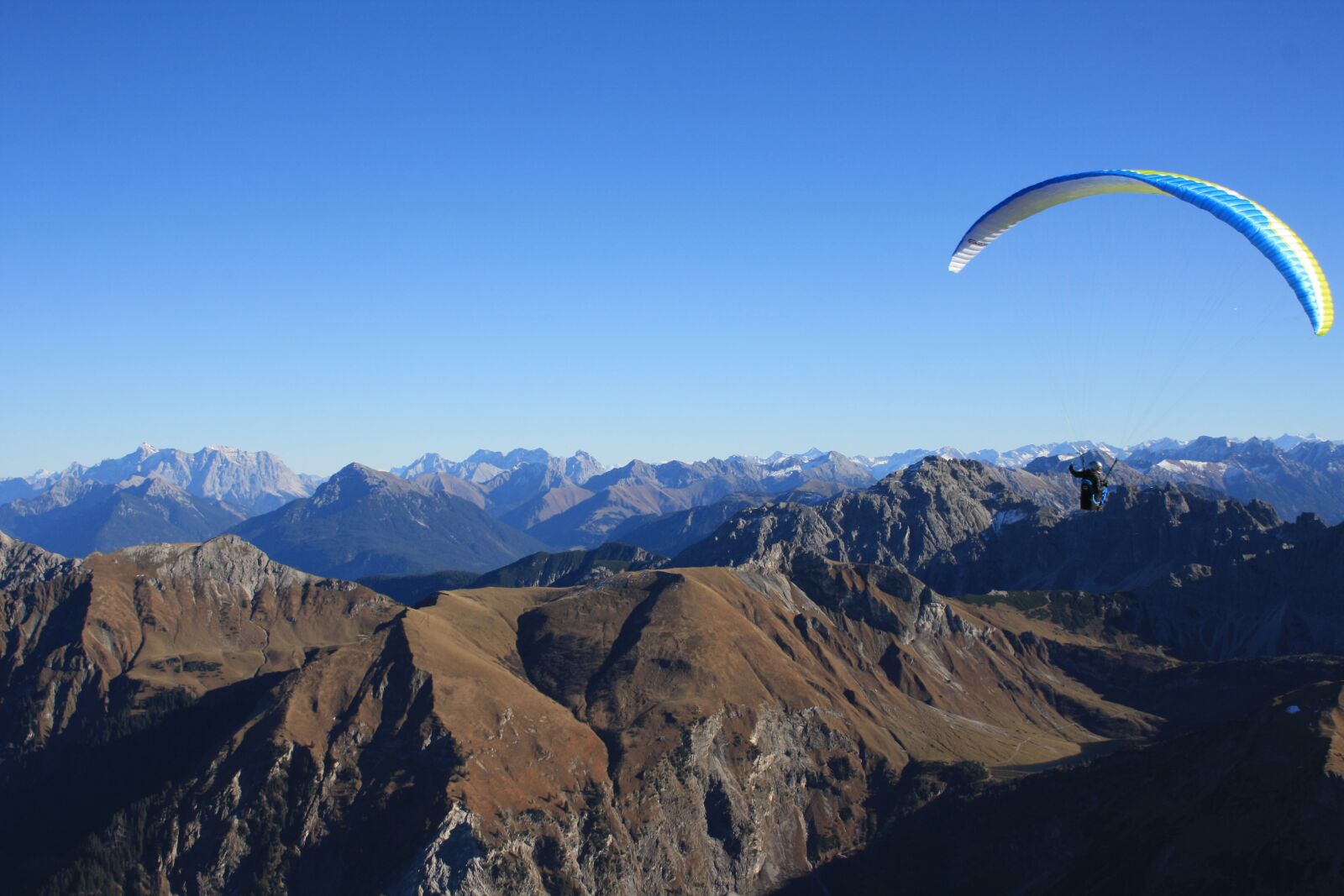 Canon EOS 1000D (EOS Digital Rebel XS / EOS Kiss F) sample photo. Tannheim, paragliding, flying photography