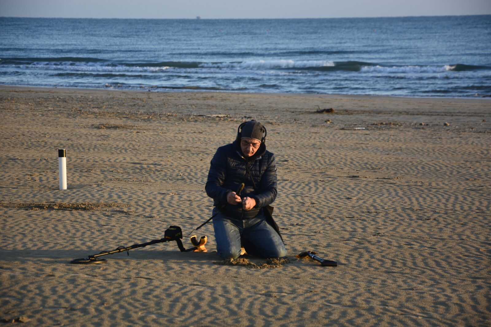 Nikon D7100 sample photo. Beach, man, treasure hunter photography