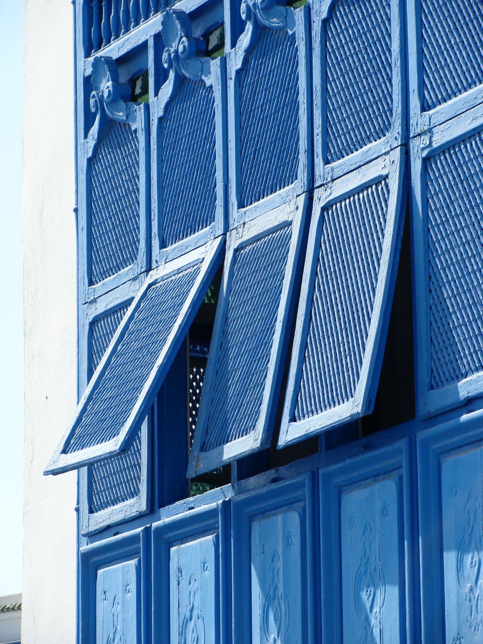 Sony Cyber-shot DSC-H10 sample photo. Blue, windows, blinds photography
