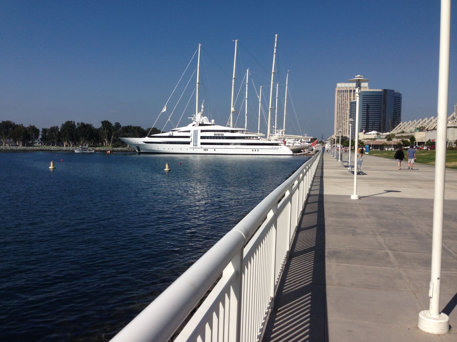 iPhone 5 back camera 4.12mm f/2.4 sample photo. Boat, chicago, city, lake photography