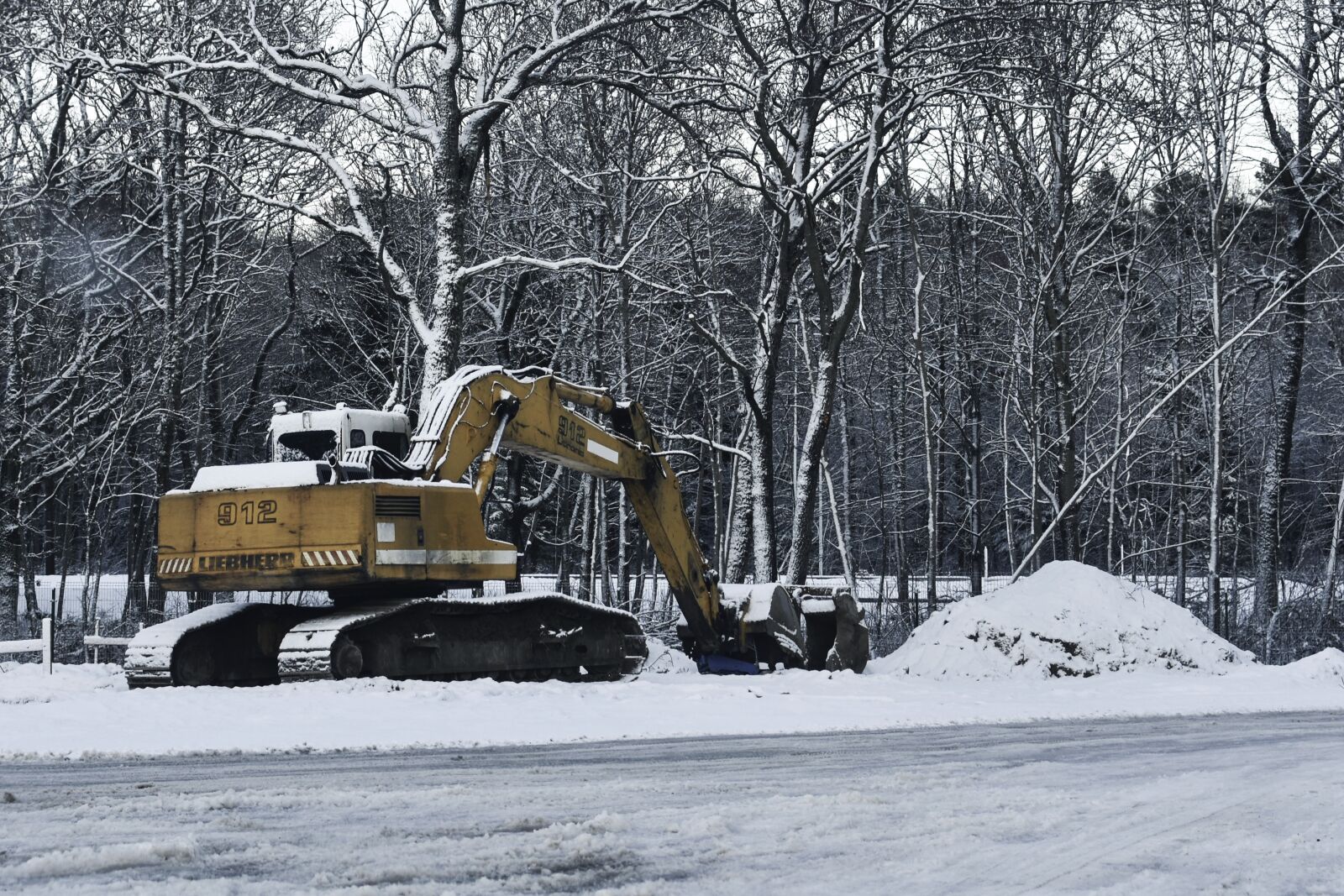 Nikon D7200 sample photo. Winter, yellow, roadworks photography