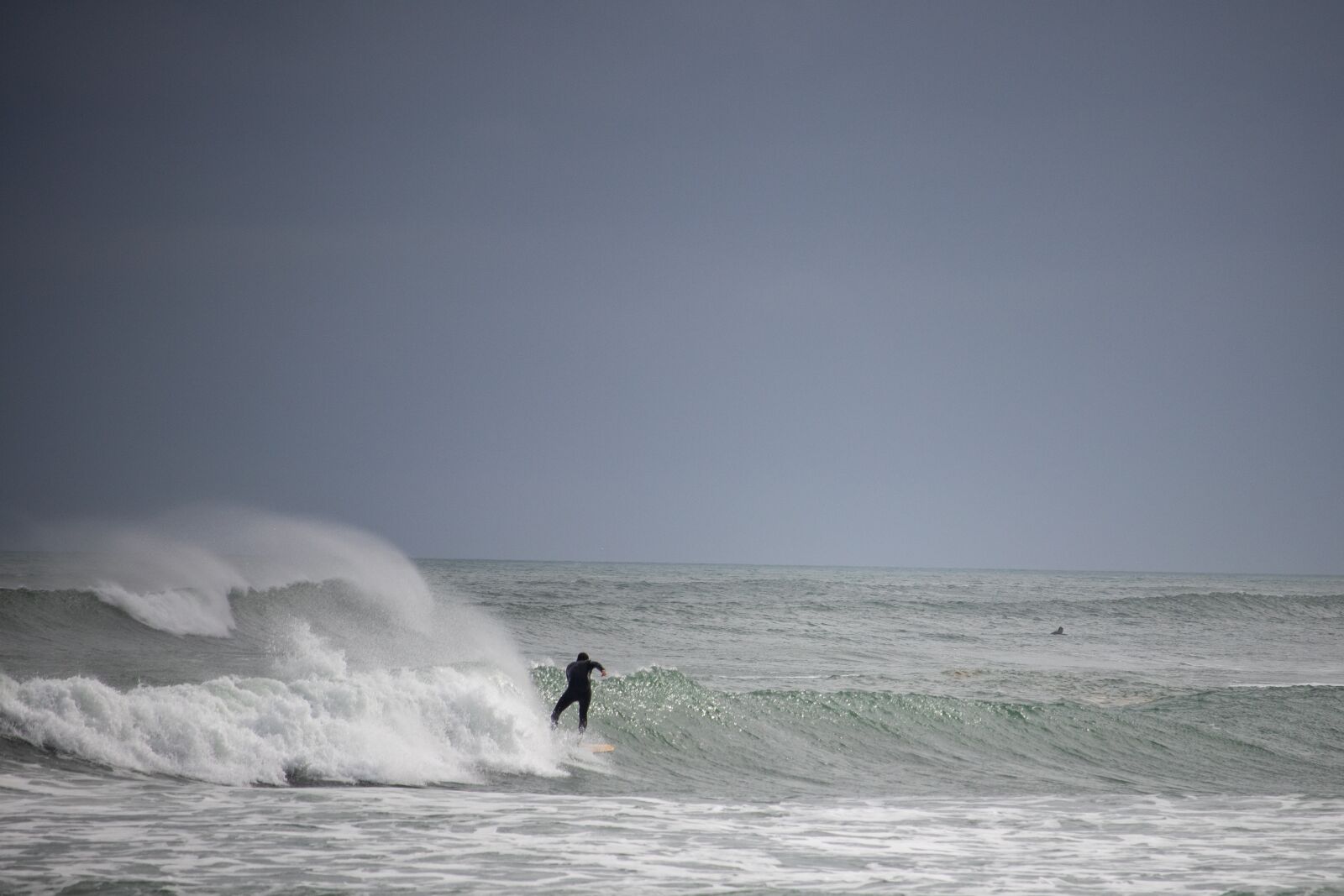 Canon EOS 200D (EOS Rebel SL2 / EOS Kiss X9) + Canon EF-S 55-250mm F4-5.6 IS STM sample photo. Surfer, wave, surfing photography