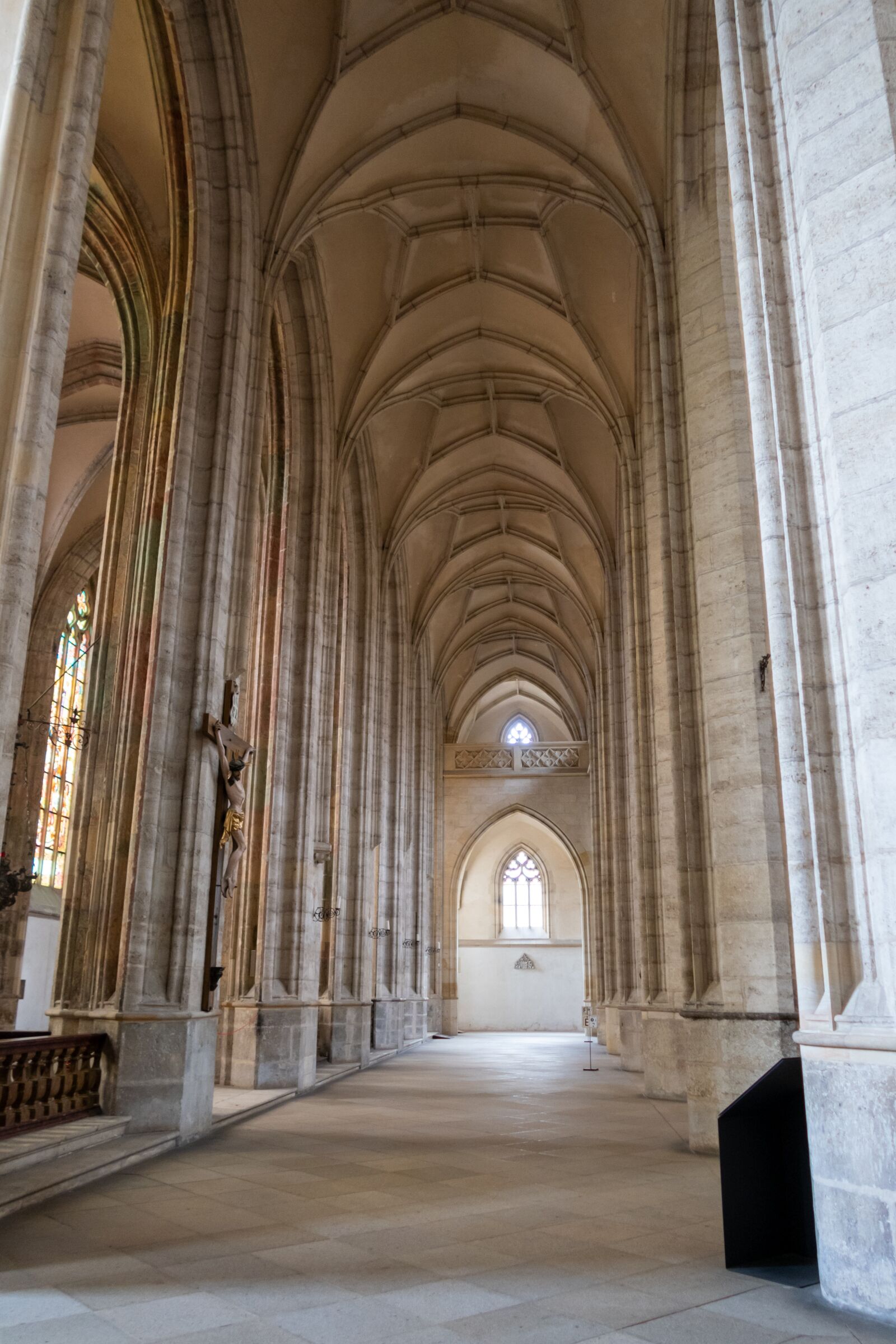 Canon PowerShot G7 X Mark II sample photo. Cathedral, knave, deserted photography