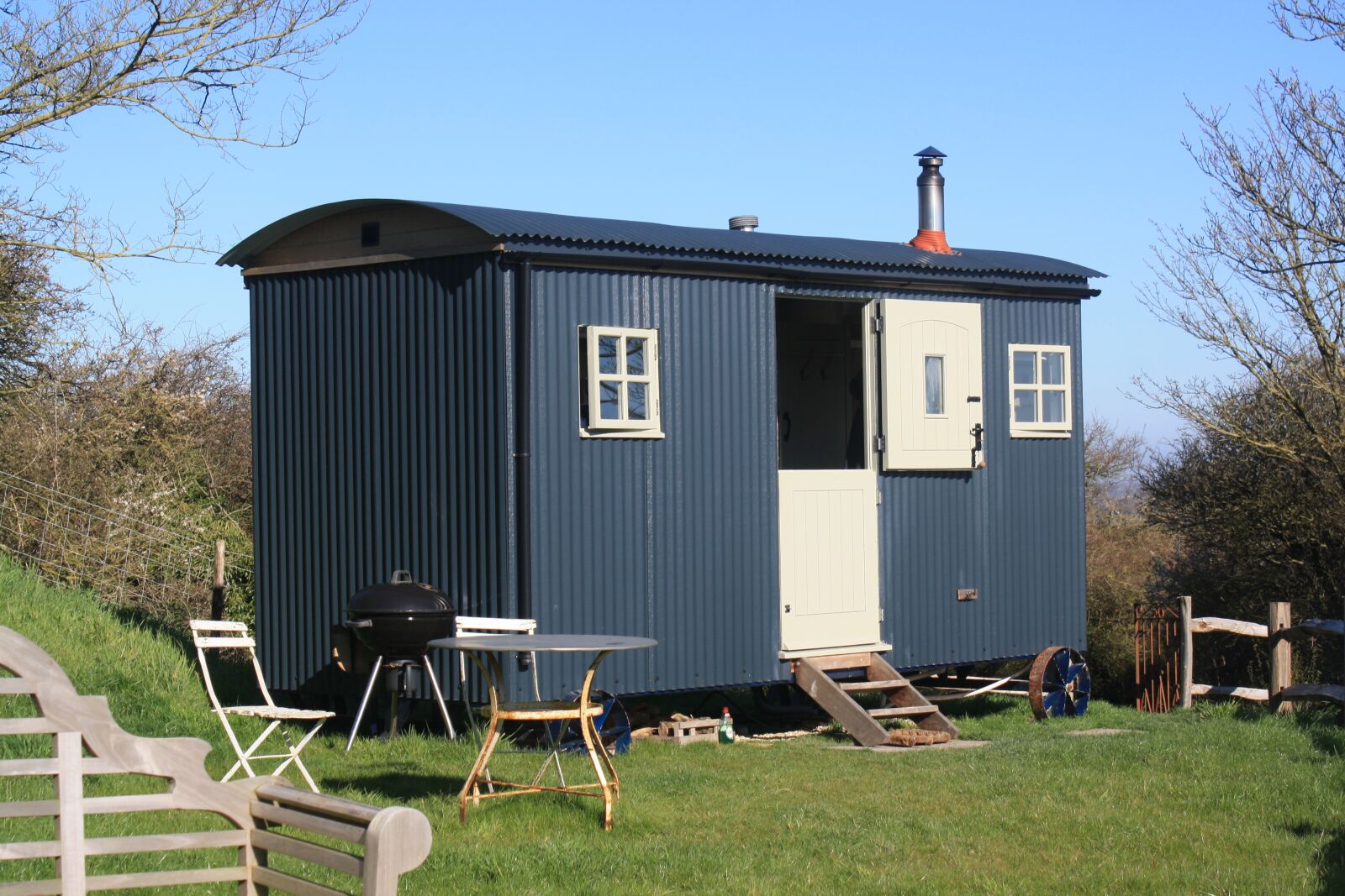 Canon EOS 1000D (EOS Digital Rebel XS / EOS Kiss F) sample photo. Shepherds hut, rural, holiday photography