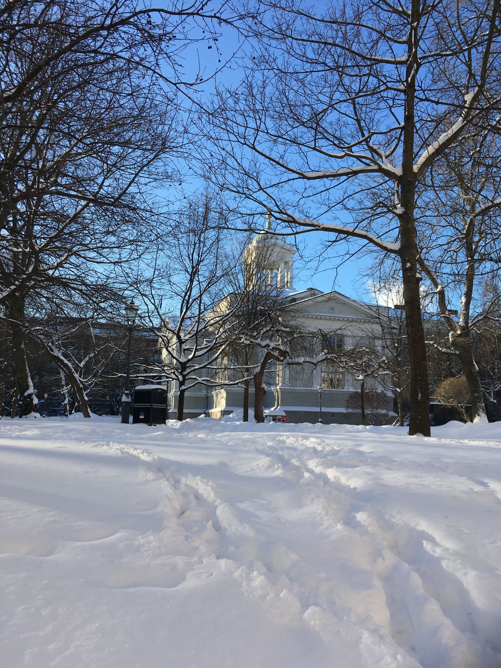 iPhone SE back camera 4.15mm f/2.2 sample photo. Helsinki, snow, city photography