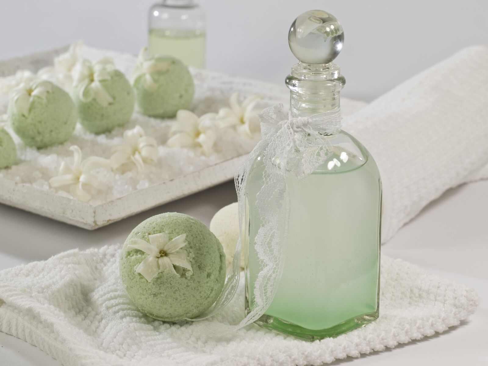 Olympus E-420 (EVOLT E-420) sample photo. Bath balls, mint, woodruff photography