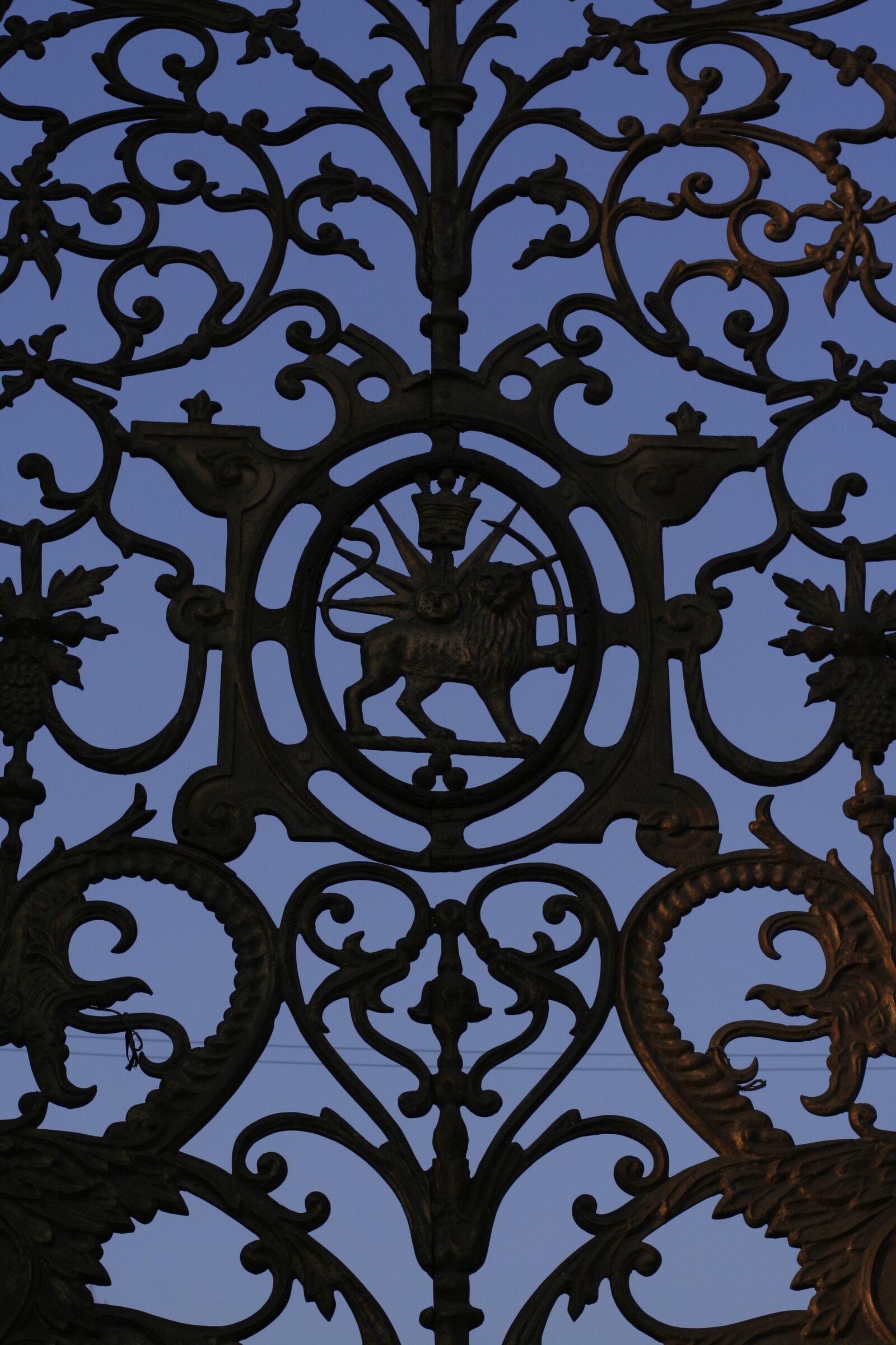 Canon EOS 350D (EOS Digital Rebel XT / EOS Kiss Digital N) sample photo. Fence, pattern, symmetry photography