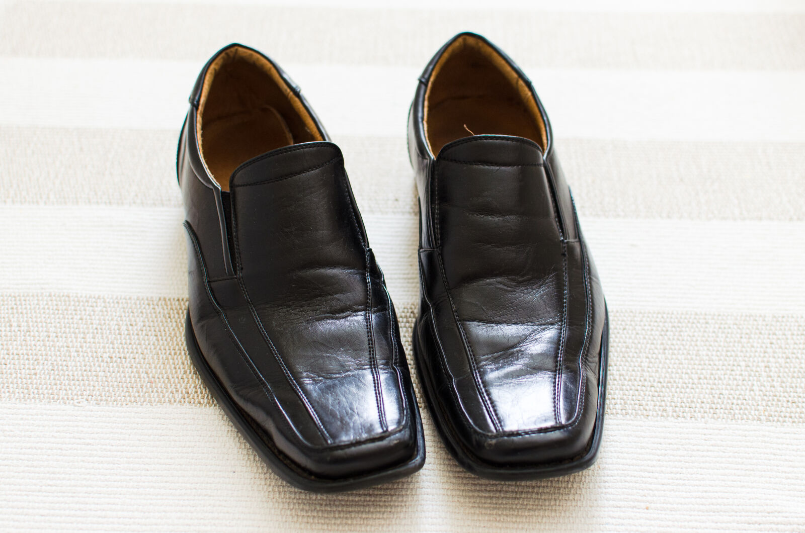 Nikon D5100 + Nikon AF-S DX Nikkor 35mm F1.8G sample photo. Accessory, background, black, boot photography
