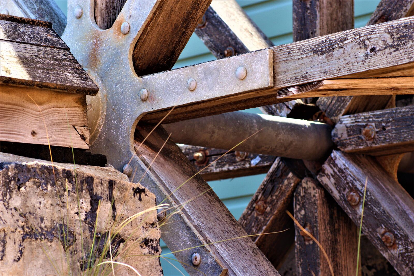 Canon EOS 1300D (EOS Rebel T6 / EOS Kiss X80) sample photo. Water mill, rusty, old photography