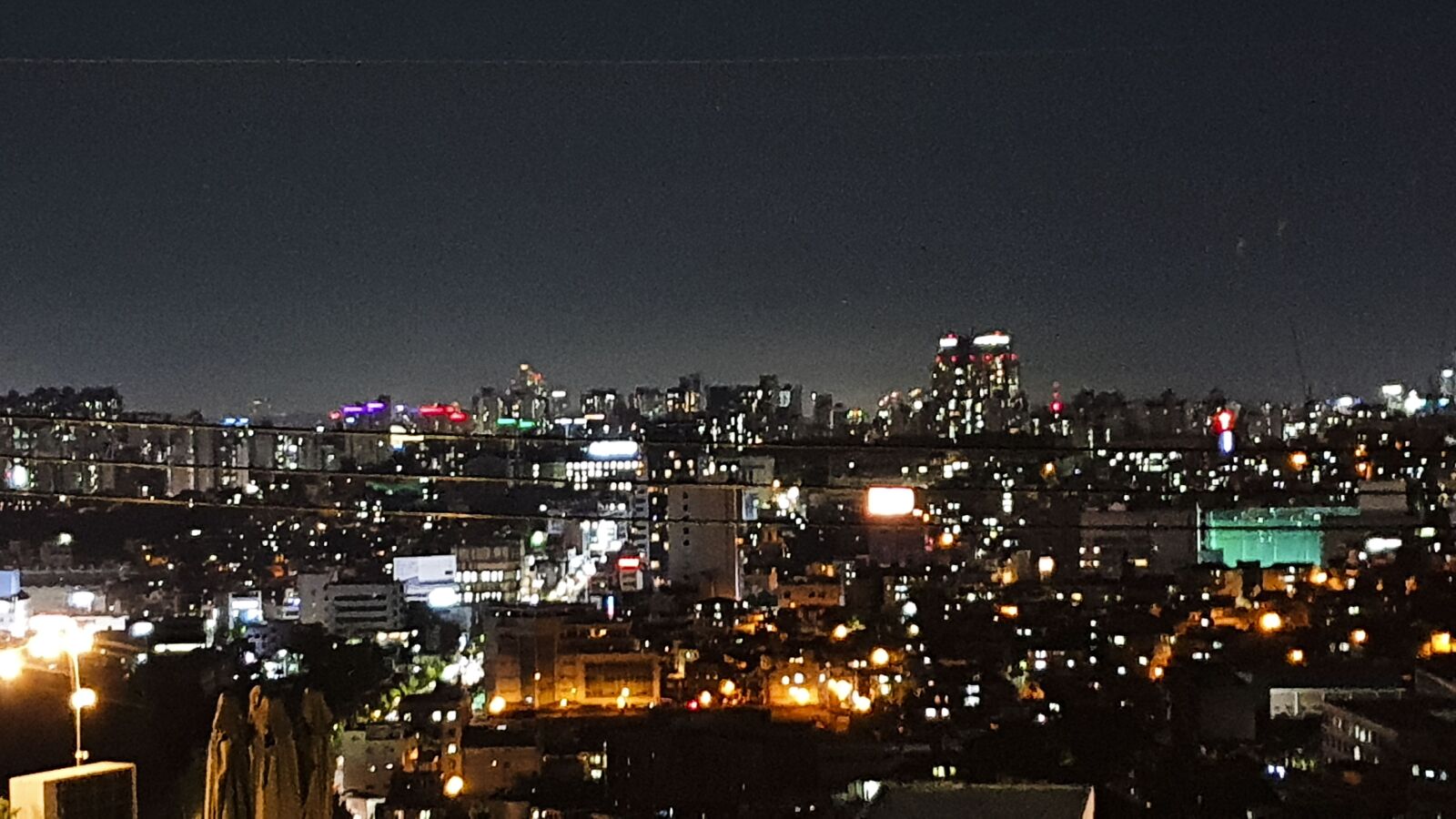 Samsung Galaxy S10 sample photo. Night, city, building photography