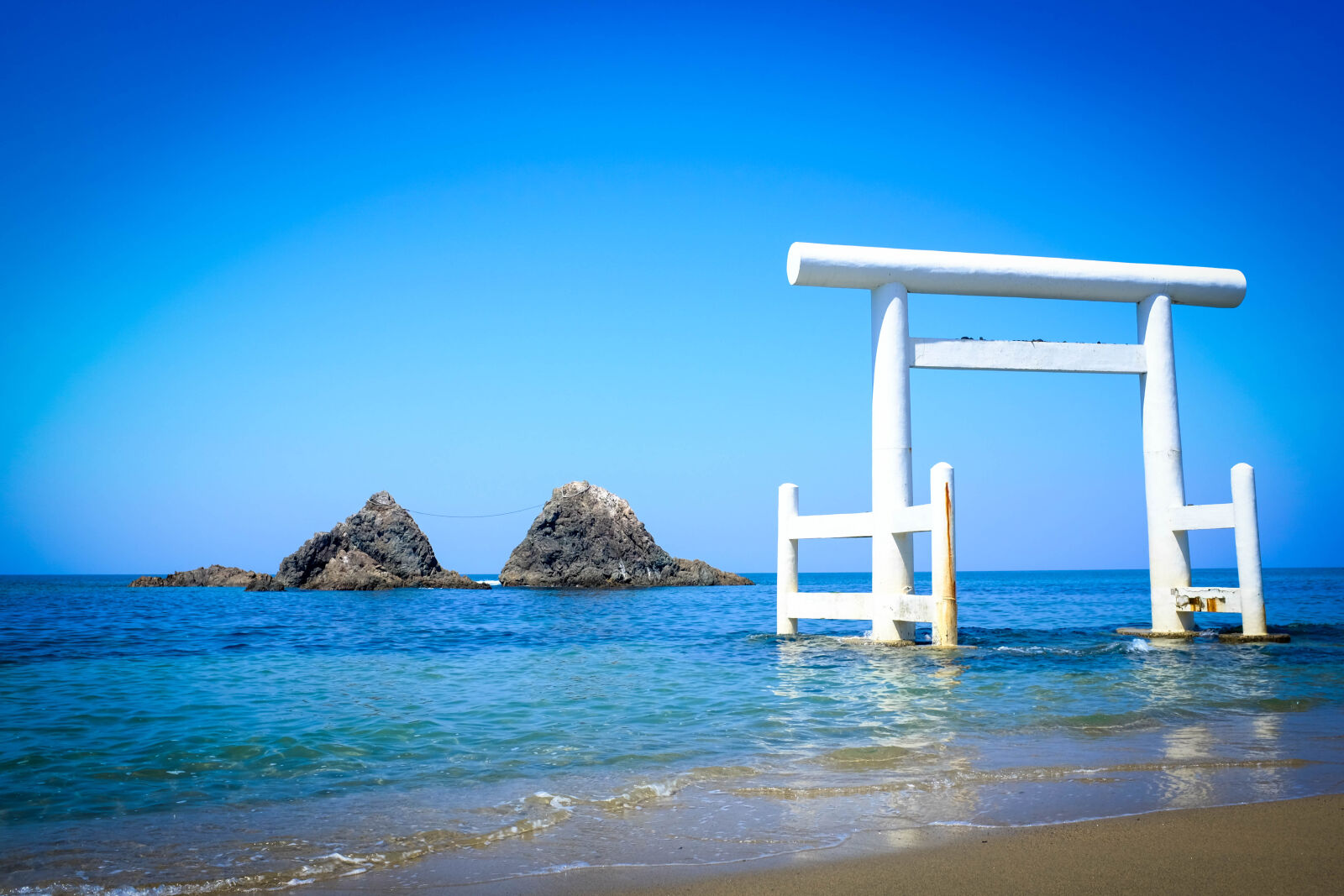 Fujifilm X100T sample photo. Beach, blue, gate, japan photography
