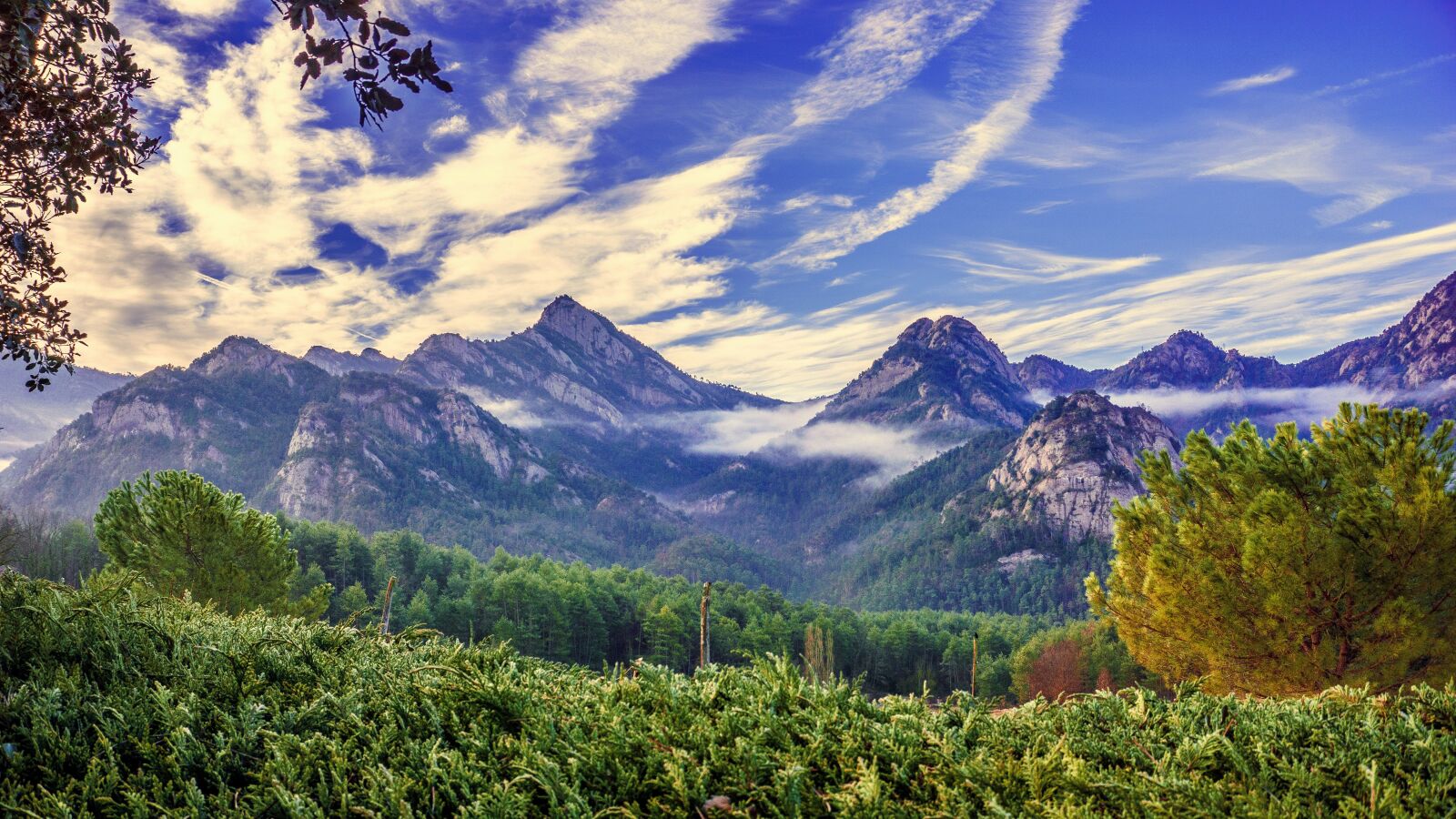 Sony E 16-50mm F3.5-5.6 PZ OSS sample photo. Panoramic, mountain, mists photography