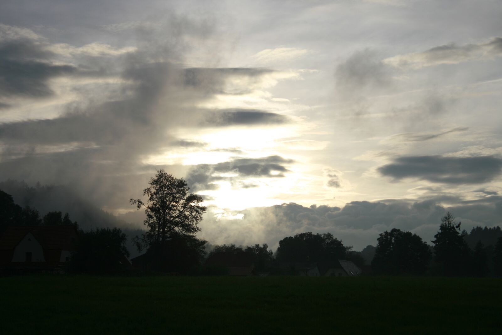 Canon EOS 400D (EOS Digital Rebel XTi / EOS Kiss Digital X) sample photo. Sunset, trees, sun photography