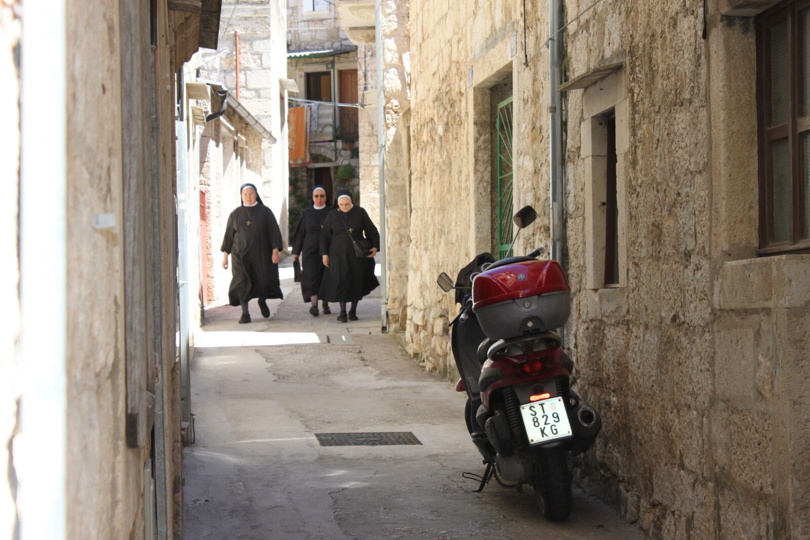 Canon EOS 500D (EOS Rebel T1i / EOS Kiss X3) sample photo. Komiza, show, croatia photography