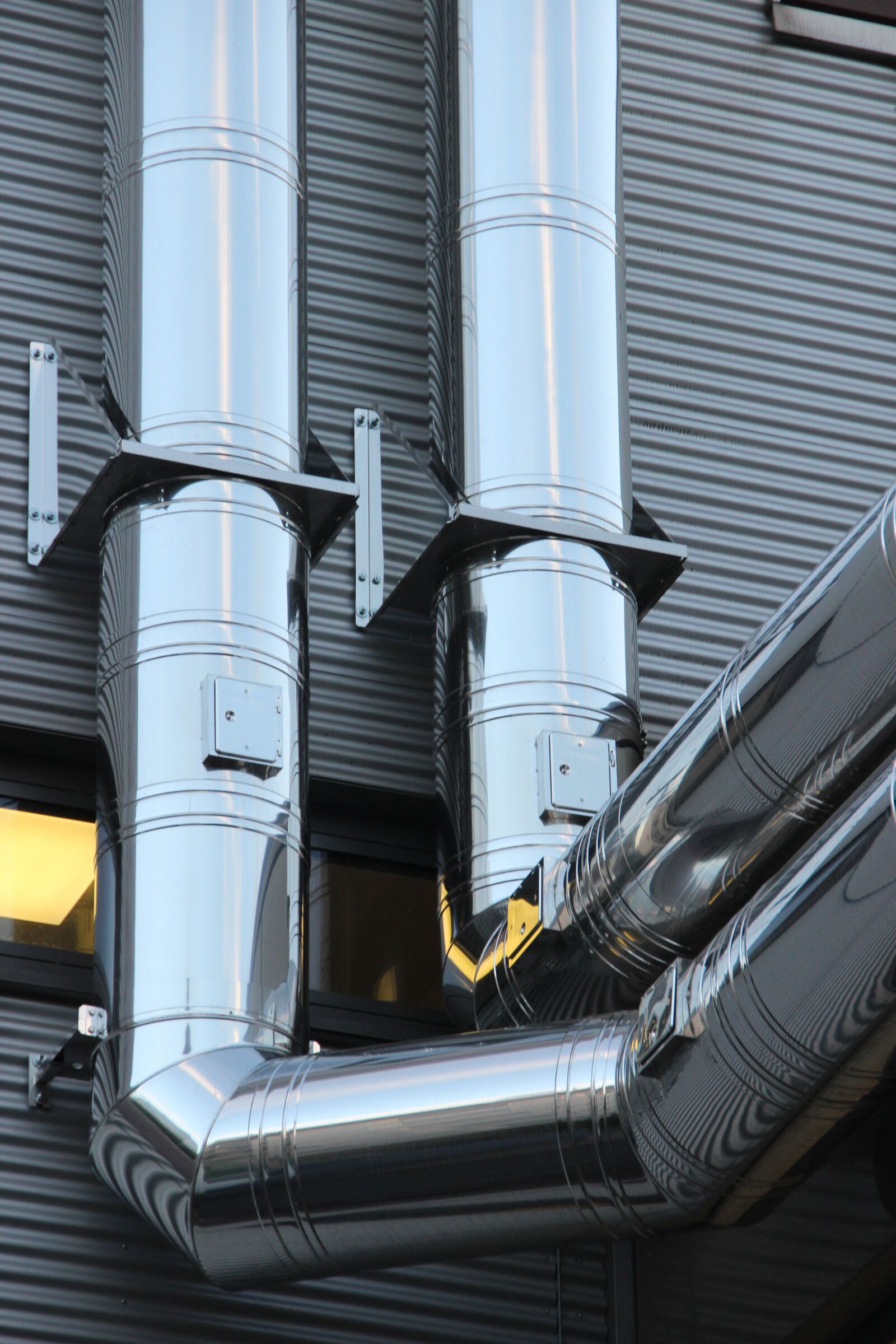 Canon EOS 600D (Rebel EOS T3i / EOS Kiss X5) sample photo. Pipes, lines, shiny photography