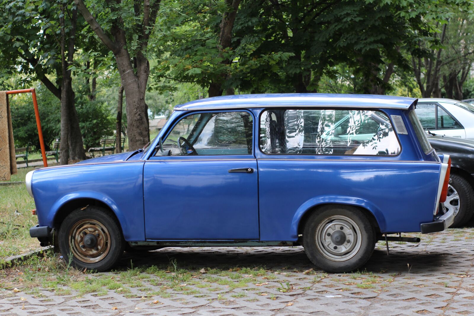 Canon EOS 1200D (EOS Rebel T5 / EOS Kiss X70 / EOS Hi) sample photo. Blue, trabant, car photography