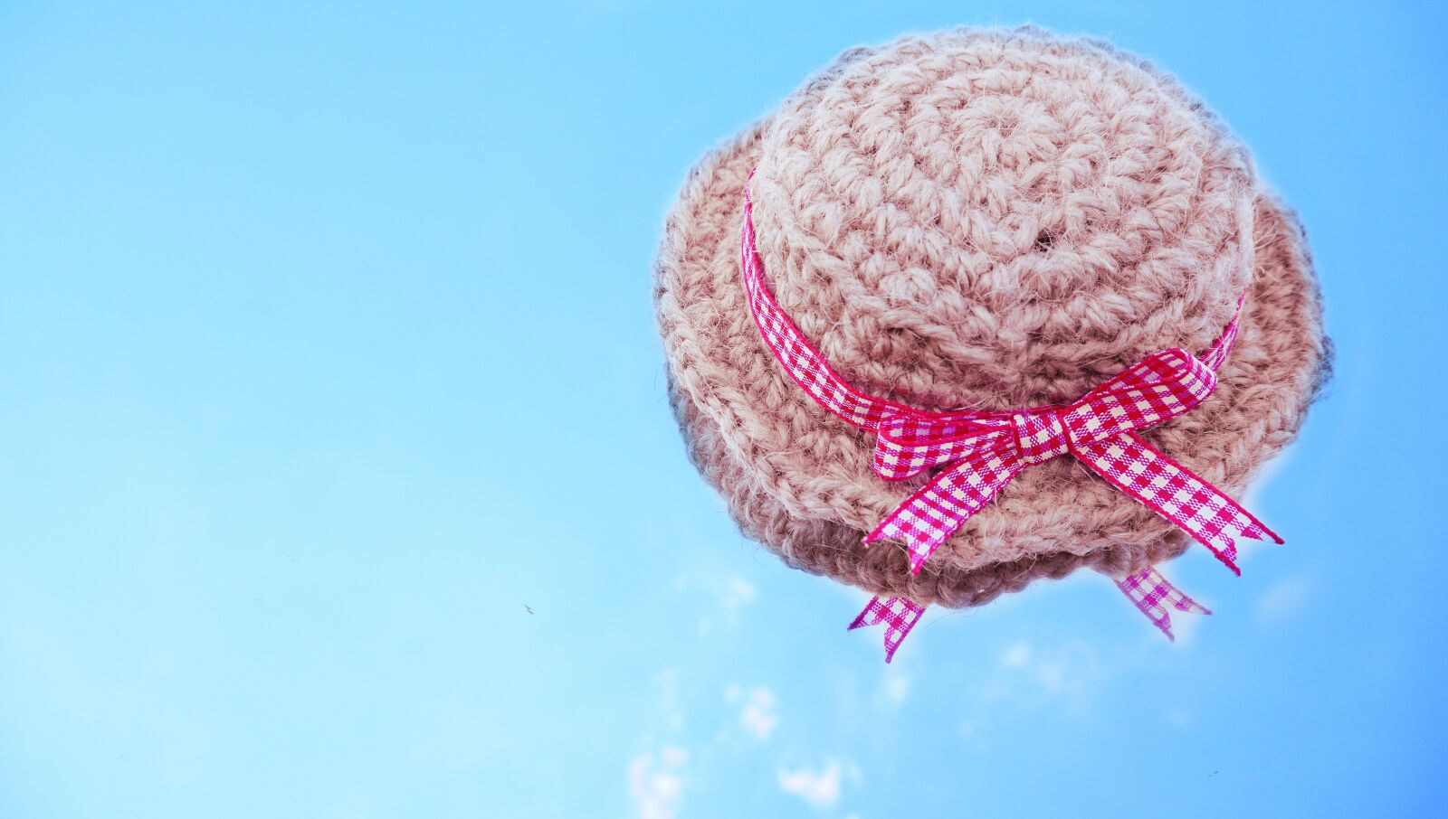 Sony a6000 sample photo. Hat, ribbon, sky photography