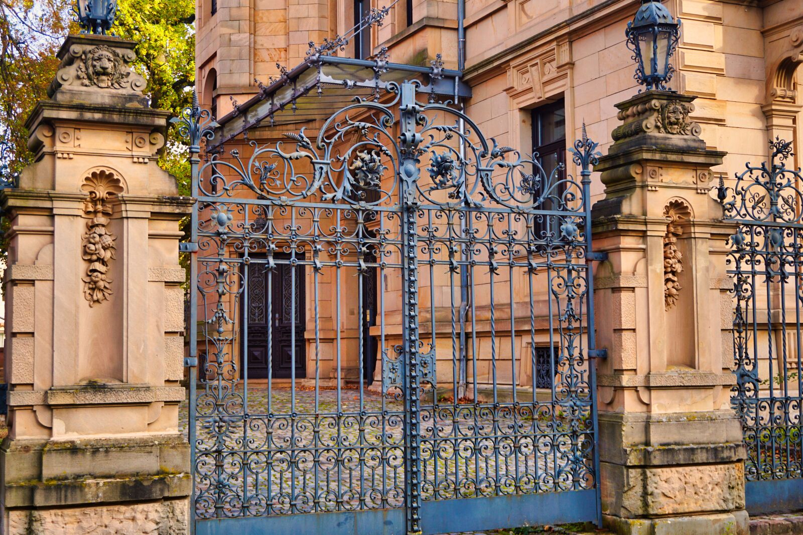 Sony E 16-50mm F3.5-5.6 PZ OSS sample photo. Town hall, goal, iron photography