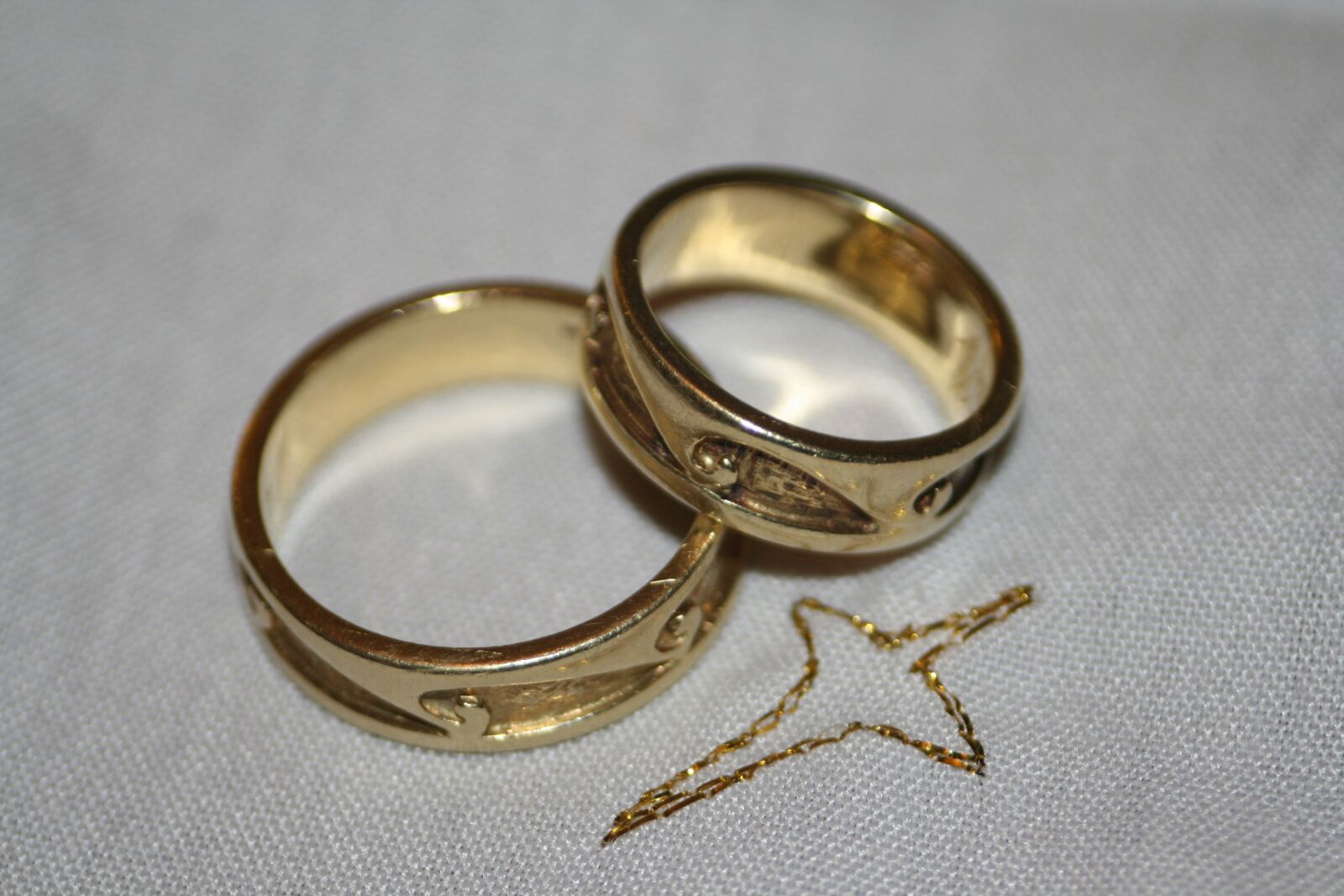 Canon EOS 400D (EOS Digital Rebel XTi / EOS Kiss Digital X) sample photo. Wedding rings, rings, marry photography