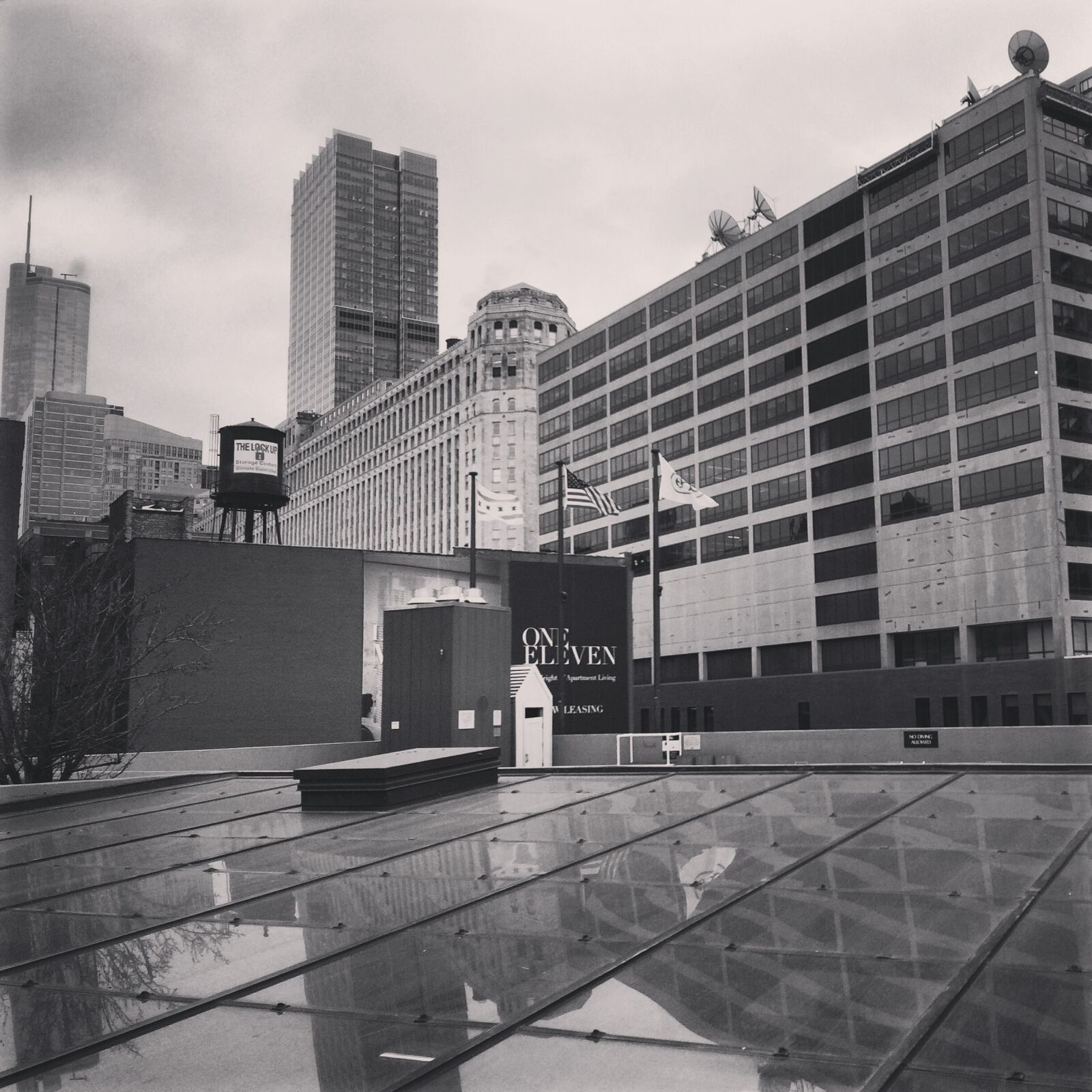 iPhone 5s back camera 4.12mm f/2.2 sample photo. Black and white, downtown photography