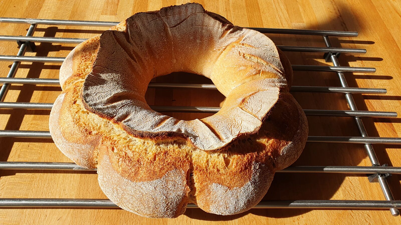 Samsung Galaxy S10e sample photo. Couronne, bread wreath, bread photography