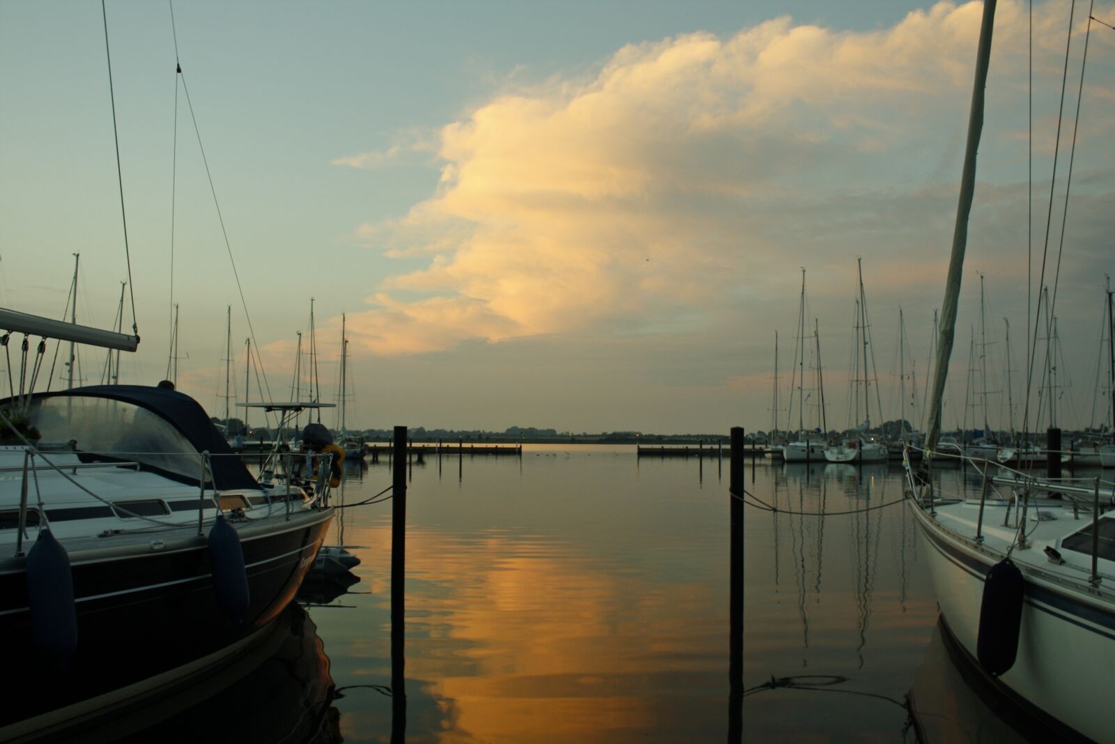 Canon EOS 1000D (EOS Digital Rebel XS / EOS Kiss F) sample photo. Boat, sea, sunset photography