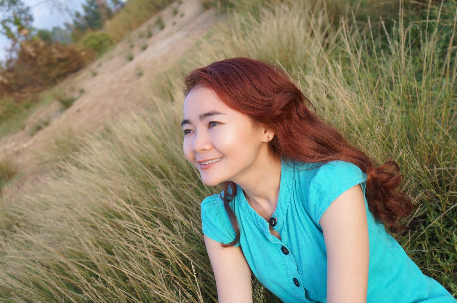 Sony Alpha NEX-F3 + Sony E 18-55mm F3.5-5.6 OSS sample photo. People, women, weed photography