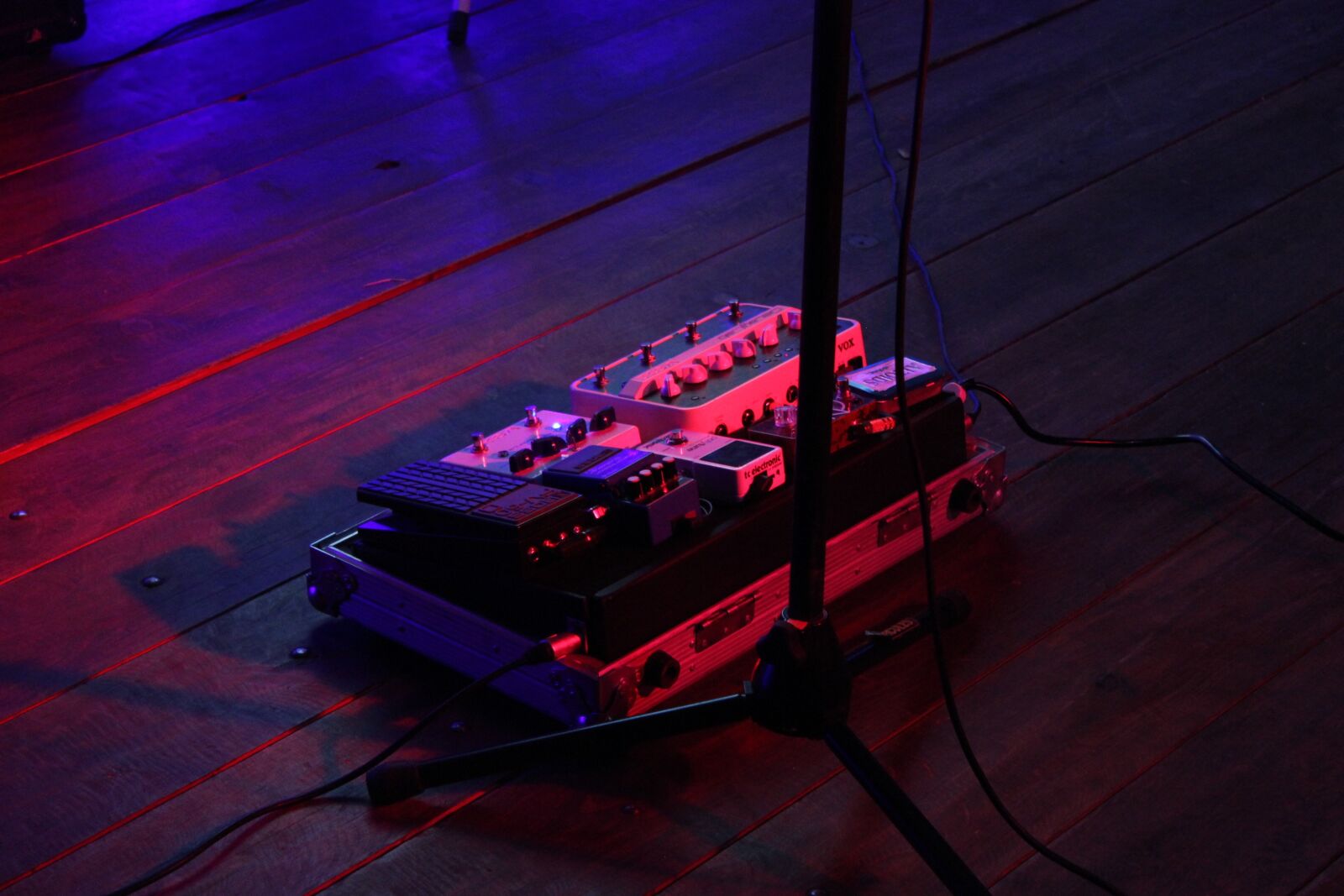 Canon EOS 600D (Rebel EOS T3i / EOS Kiss X5) sample photo. Pedalboard, effects, guitar photography