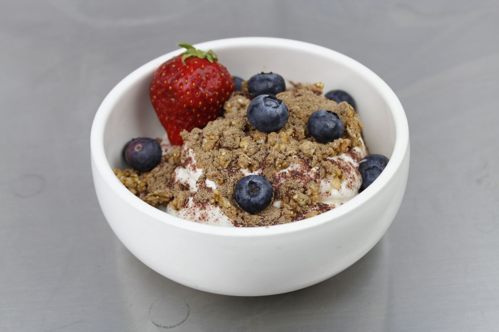 Canon EOS 600D (Rebel EOS T3i / EOS Kiss X5) sample photo. Granola, breakfast, blueberry photography