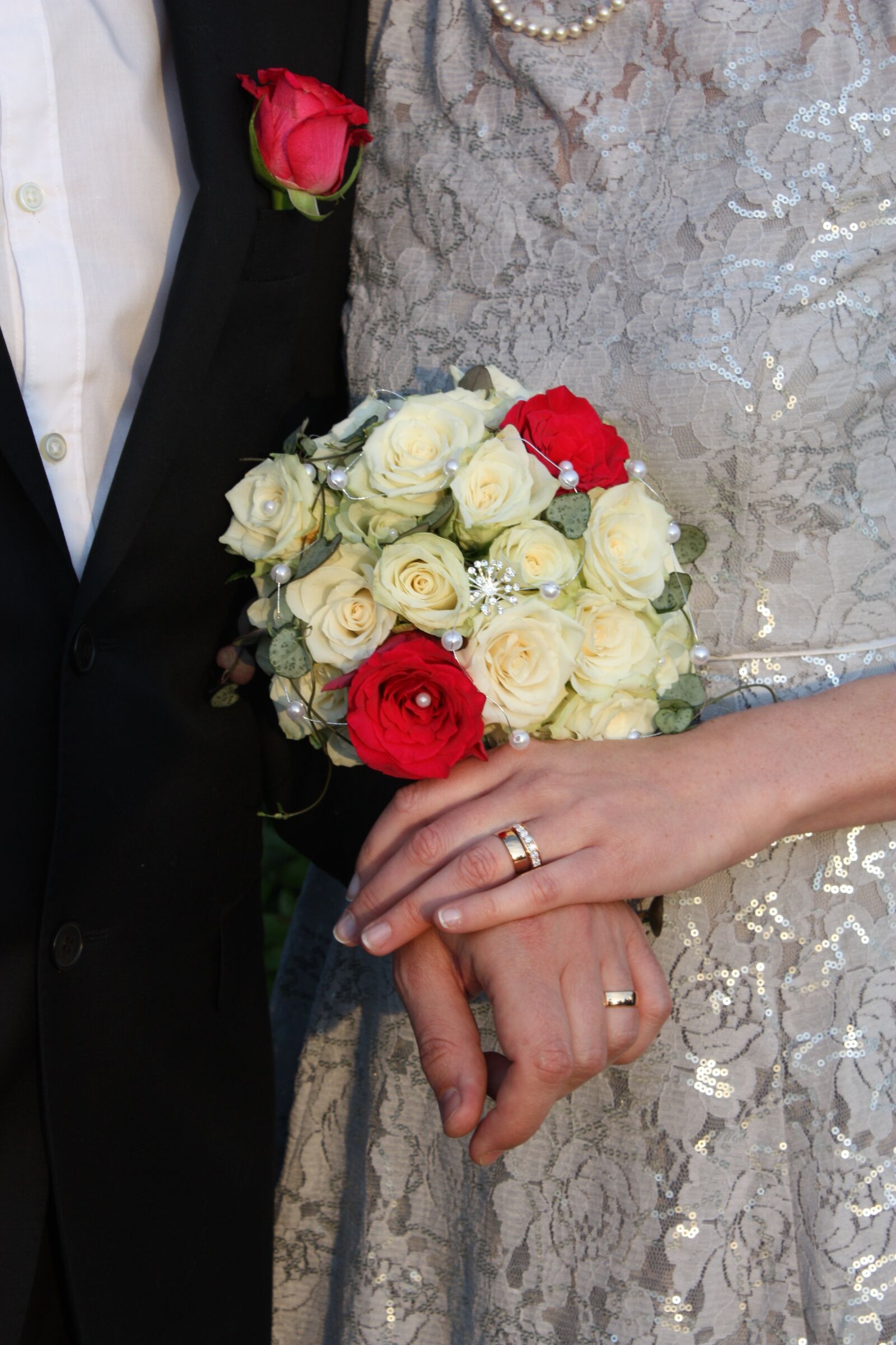 Canon EOS 450D (EOS Rebel XSi / EOS Kiss X2) sample photo. Bridal bouquet, red, ros photography