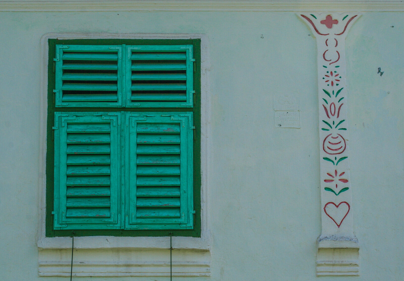 Canon EOS 350D (EOS Digital Rebel XT / EOS Kiss Digital N) sample photo. Green, house, window, red photography