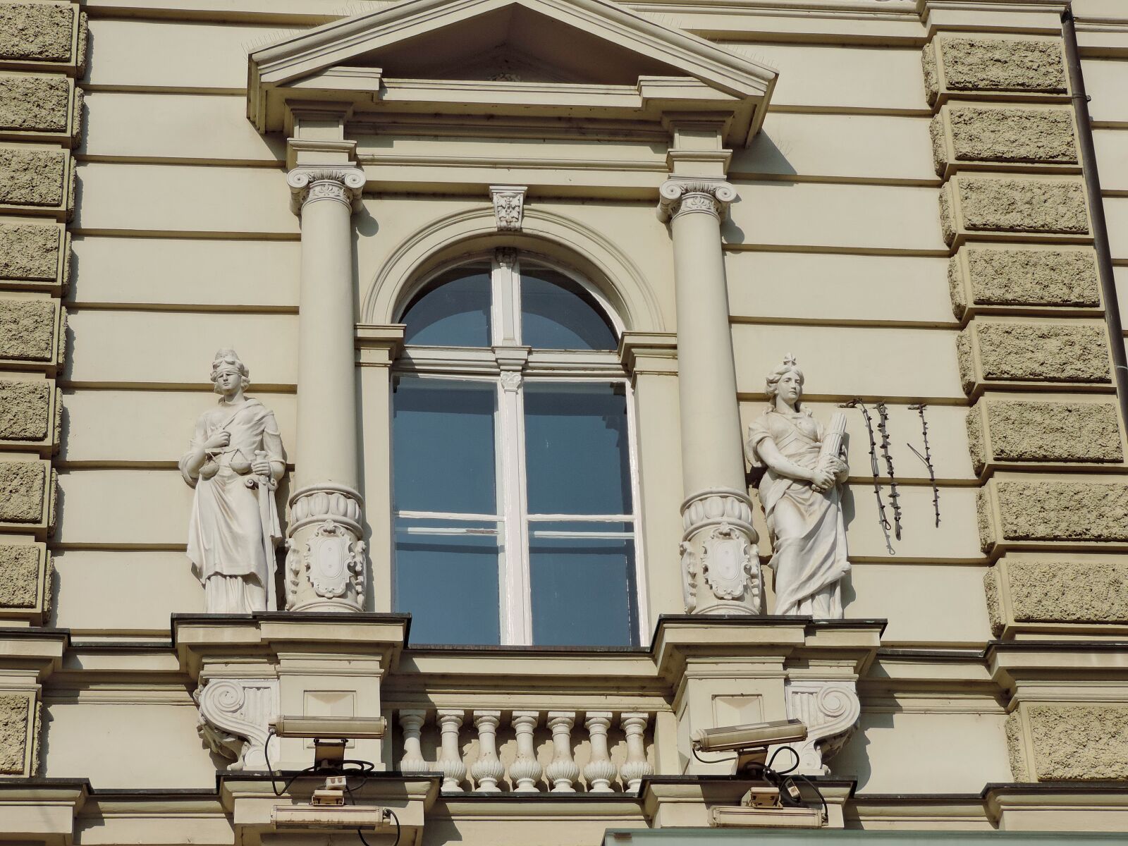 Nikon Coolpix P520 sample photo. Art, sculpture, facade, architecture photography