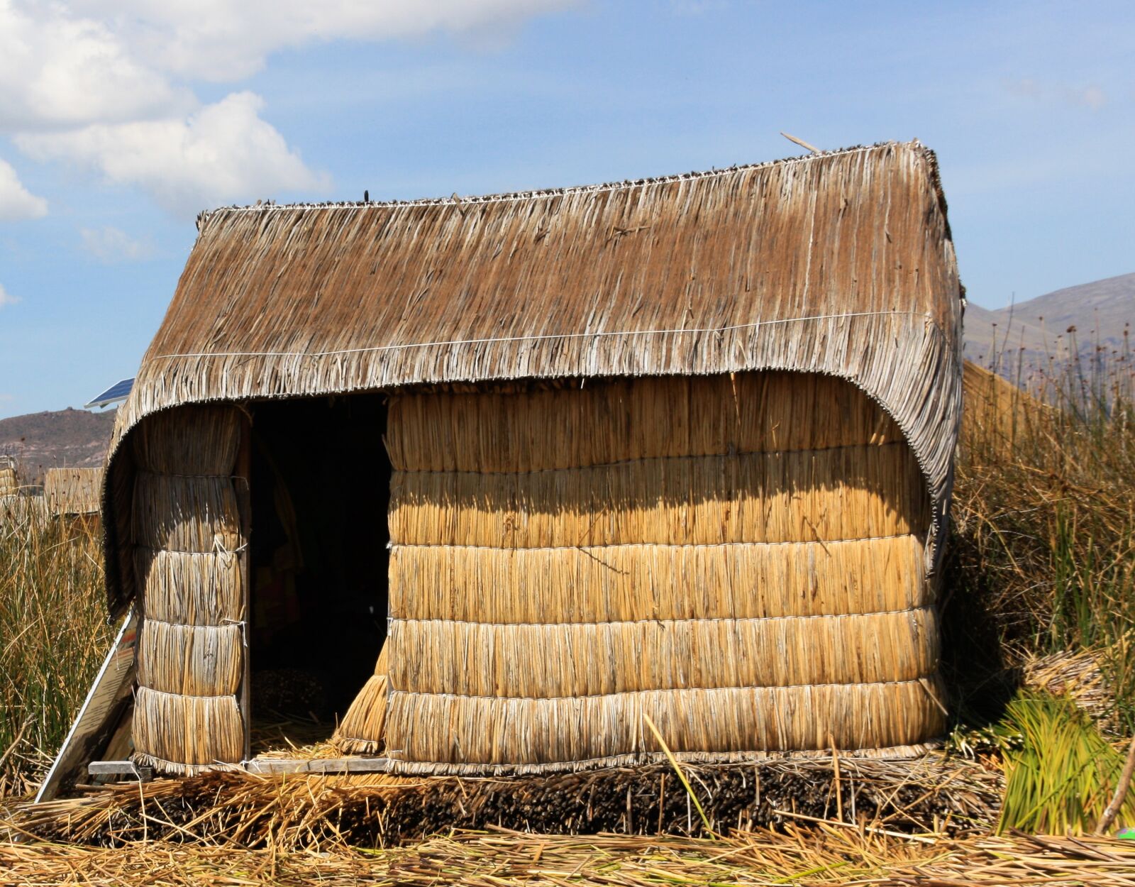 Canon EOS 450D (EOS Rebel XSi / EOS Kiss X2) sample photo. Reeds house, uros, floating photography