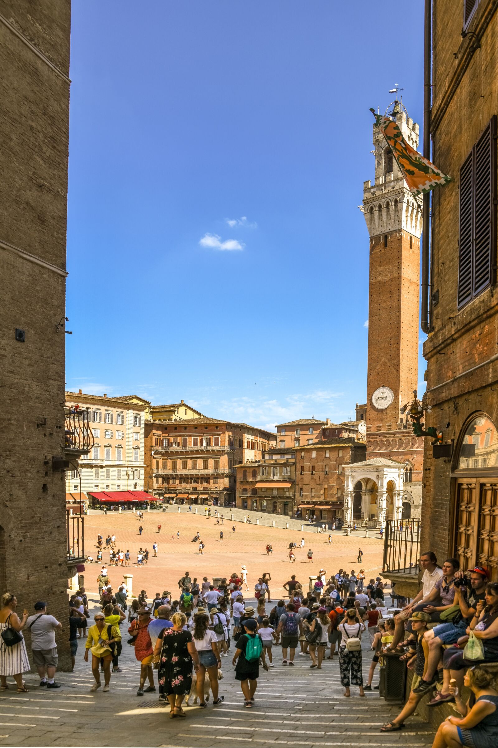 Tamron 28-300mm F3.5-6.3 Di VC PZD sample photo. Siena, piazza del campo photography