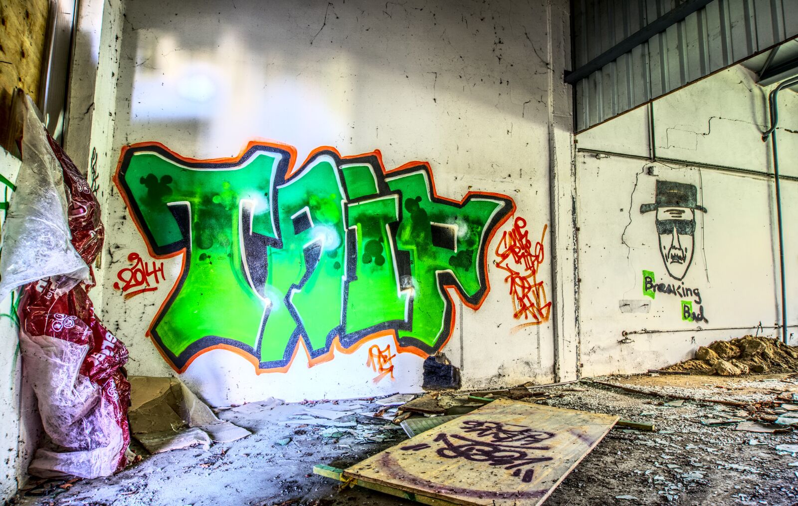 Sony E 16-50mm F3.5-5.6 PZ OSS sample photo. Graffiti, wall, art photography