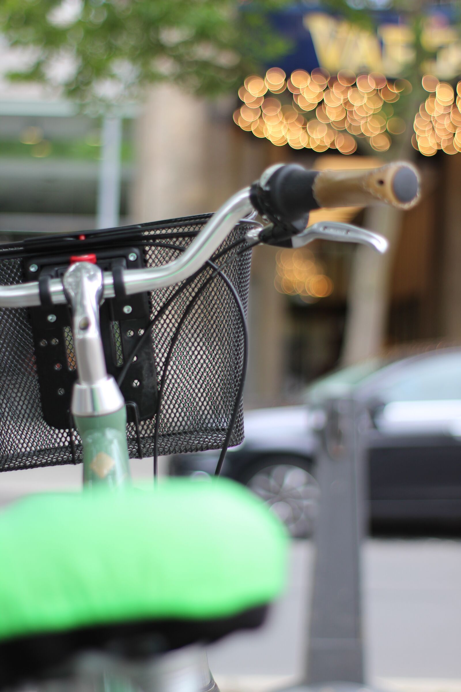 Canon EOS 1300D (EOS Rebel T6 / EOS Kiss X80) sample photo. Bike, handlebars, city photography
