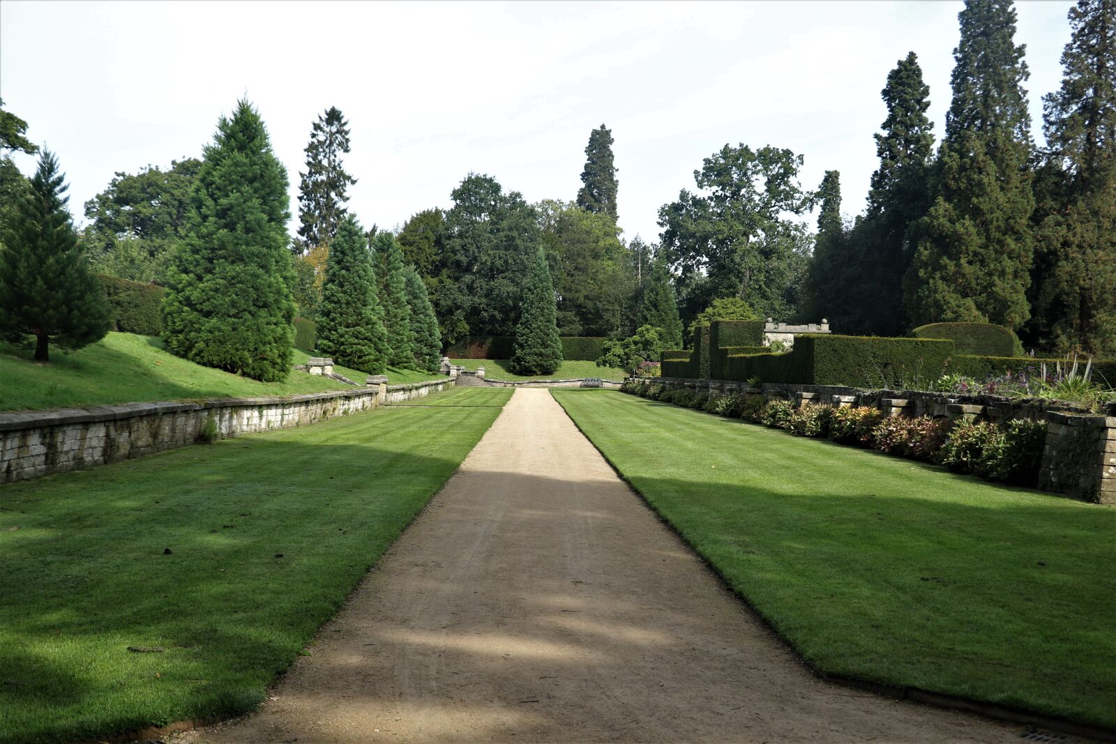 Canon EOS 7D Mark II + Canon EF-S 18-135mm F3.5-5.6 IS STM sample photo. Chatsworth house, path, garden photography