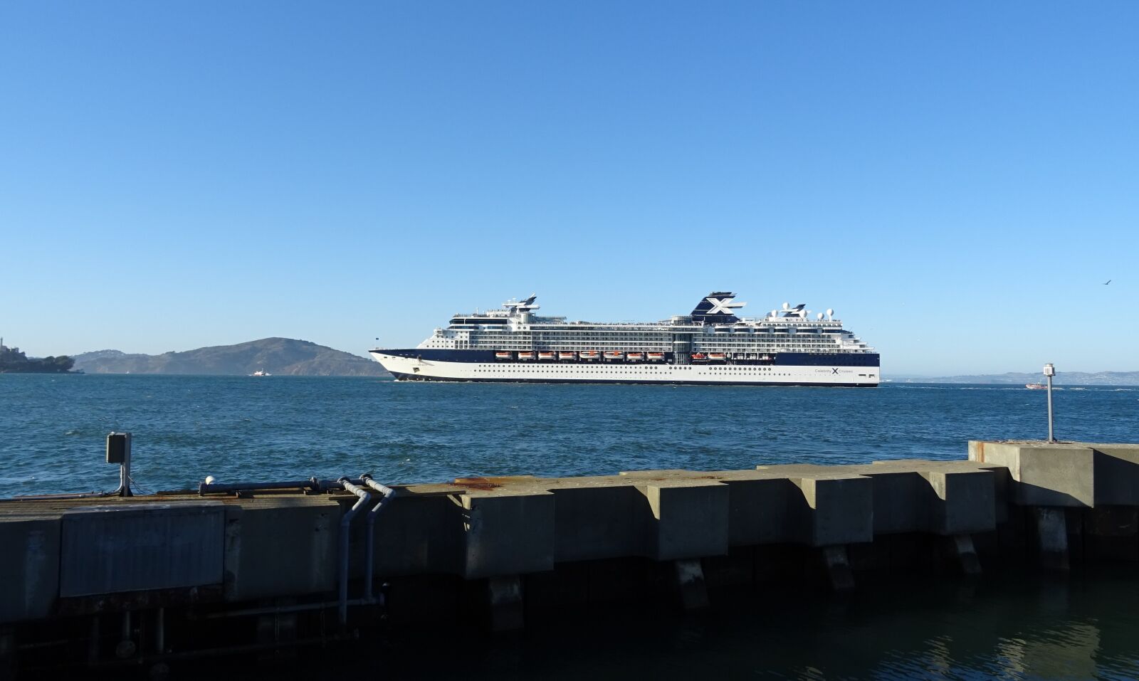 Sony DSC-HX60V sample photo. Cruise liner, water front photography