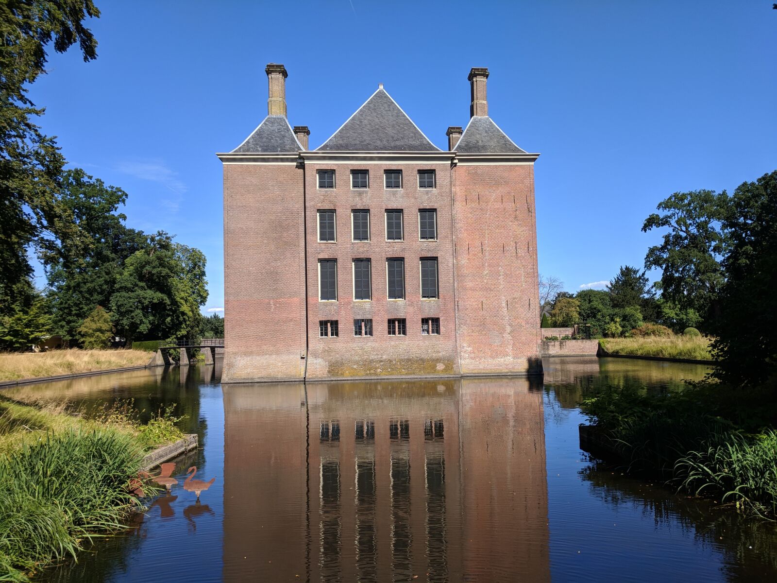 Google Pixel sample photo. Amerongen, castle, blue photography