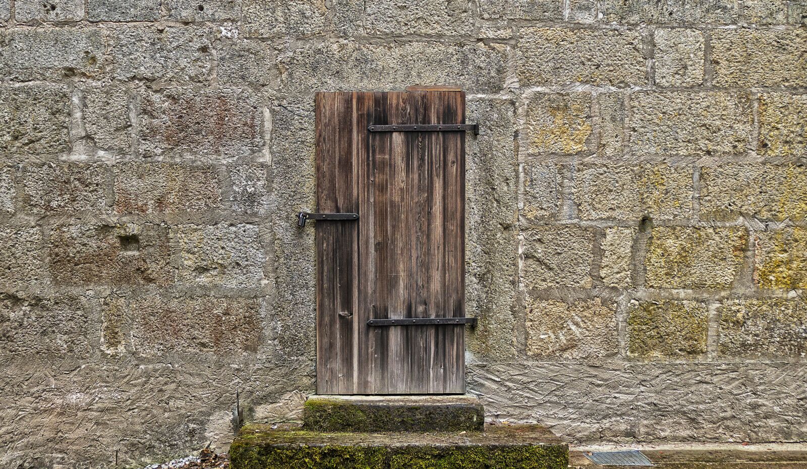Panasonic Lumix DMC-FZ1000 sample photo. Wall, stone stairway, door photography