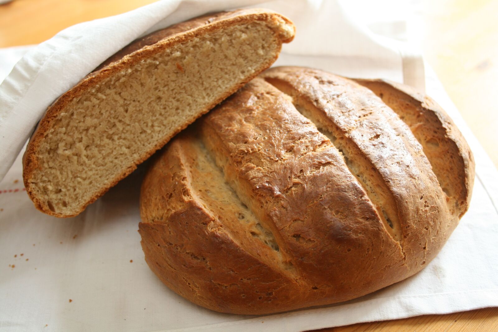 Canon EOS 400D (EOS Digital Rebel XTi / EOS Kiss Digital X) sample photo. Bread, freshly baked, homemade photography