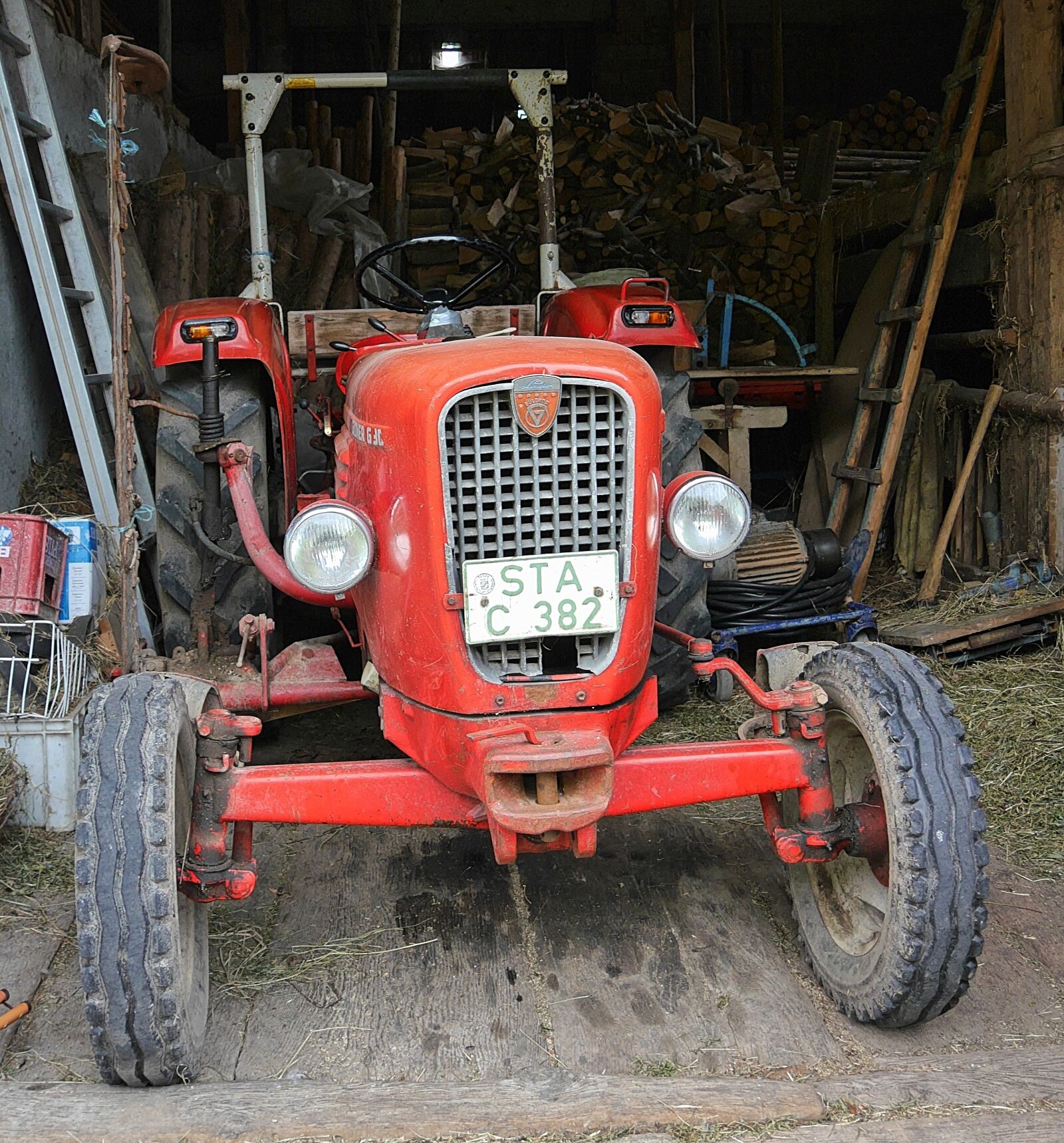 Panasonic Lumix DMC-G6 sample photo. Tractor, oldtimer, the hotel photography
