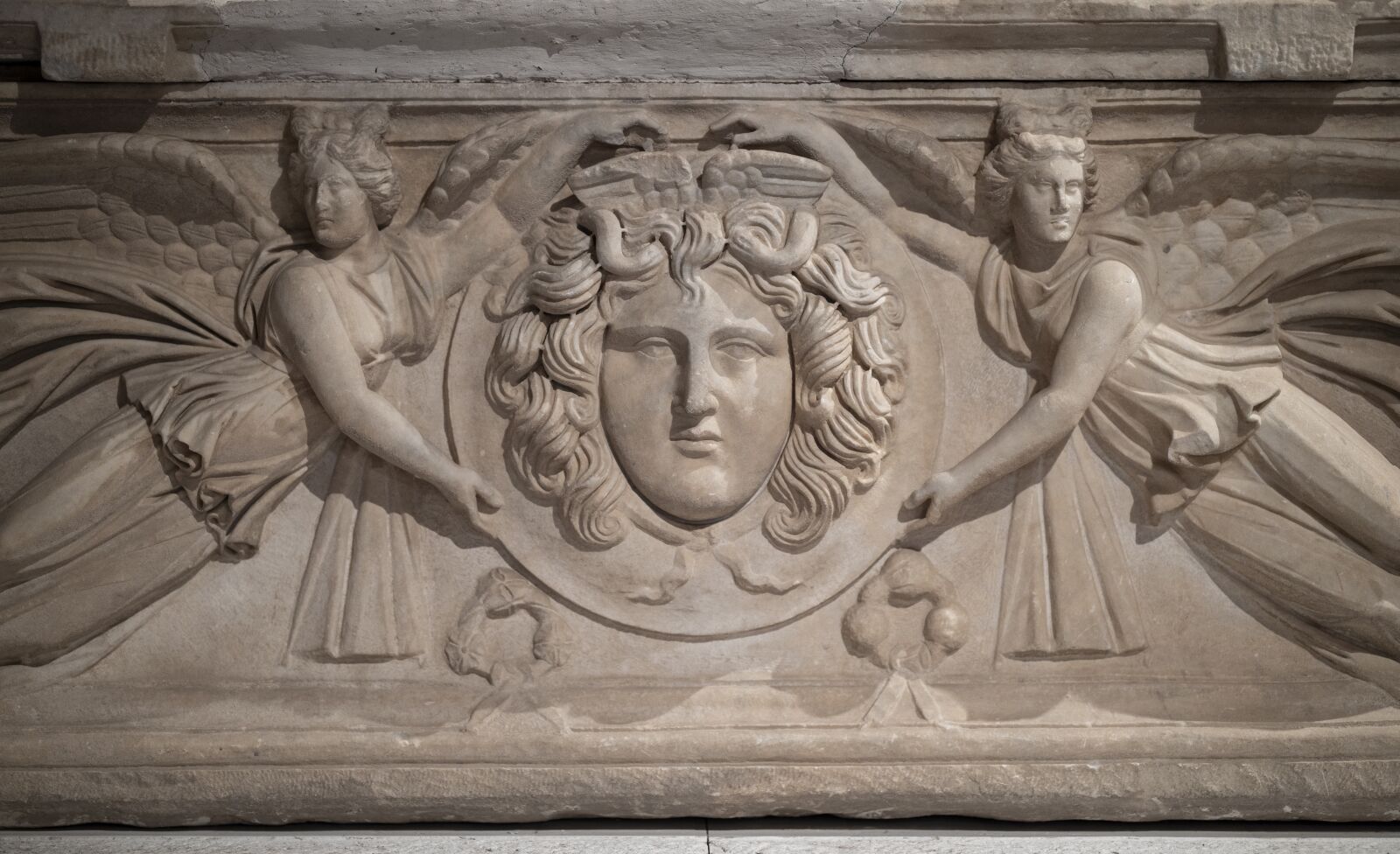 Canon RF 85mm F1.2L USM sample photo. Tomb, medusa, relief photography