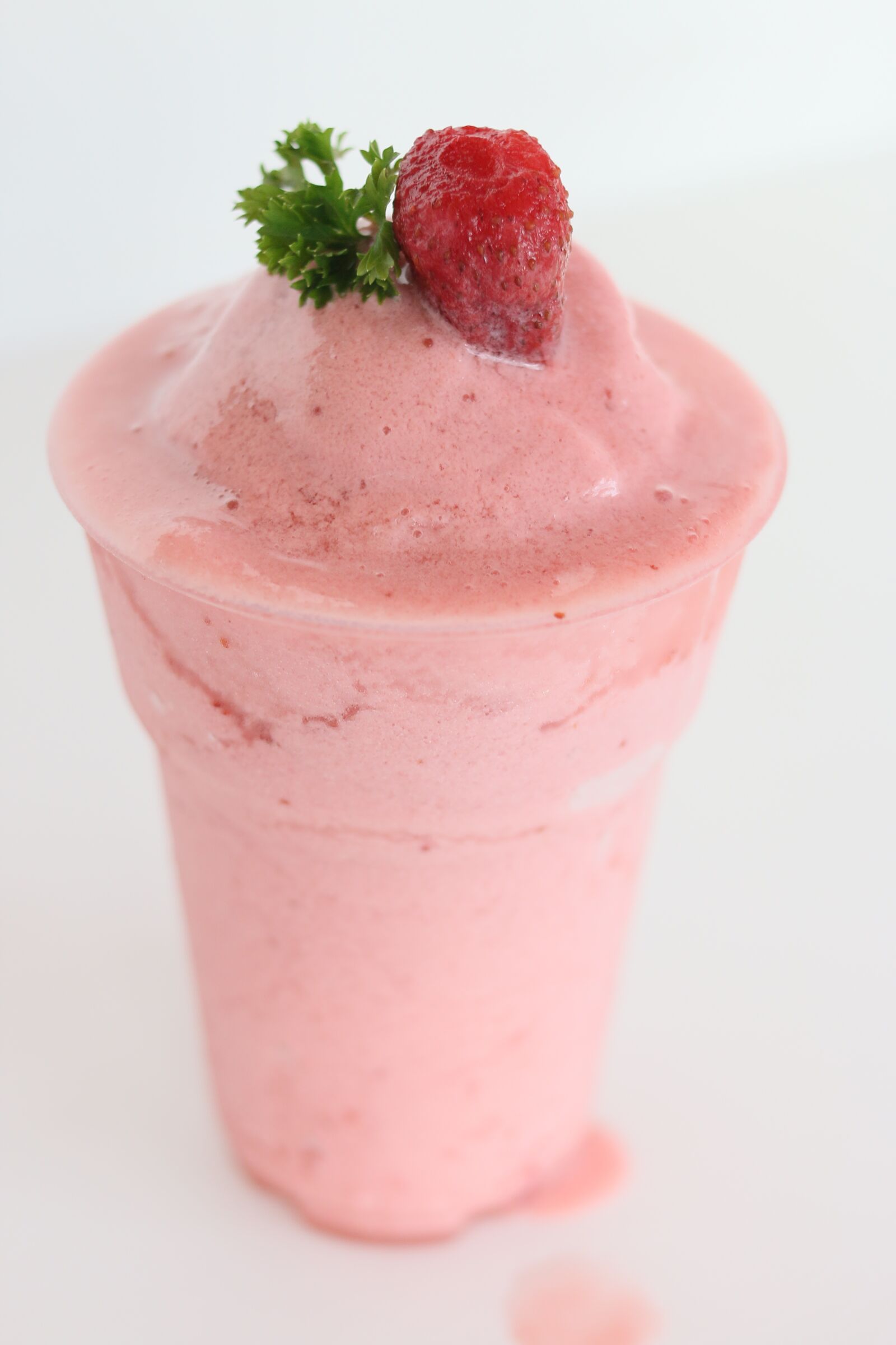 Canon EOS 70D + Canon EF 40mm F2.8 STM sample photo. Strawberry, smooties, with photography