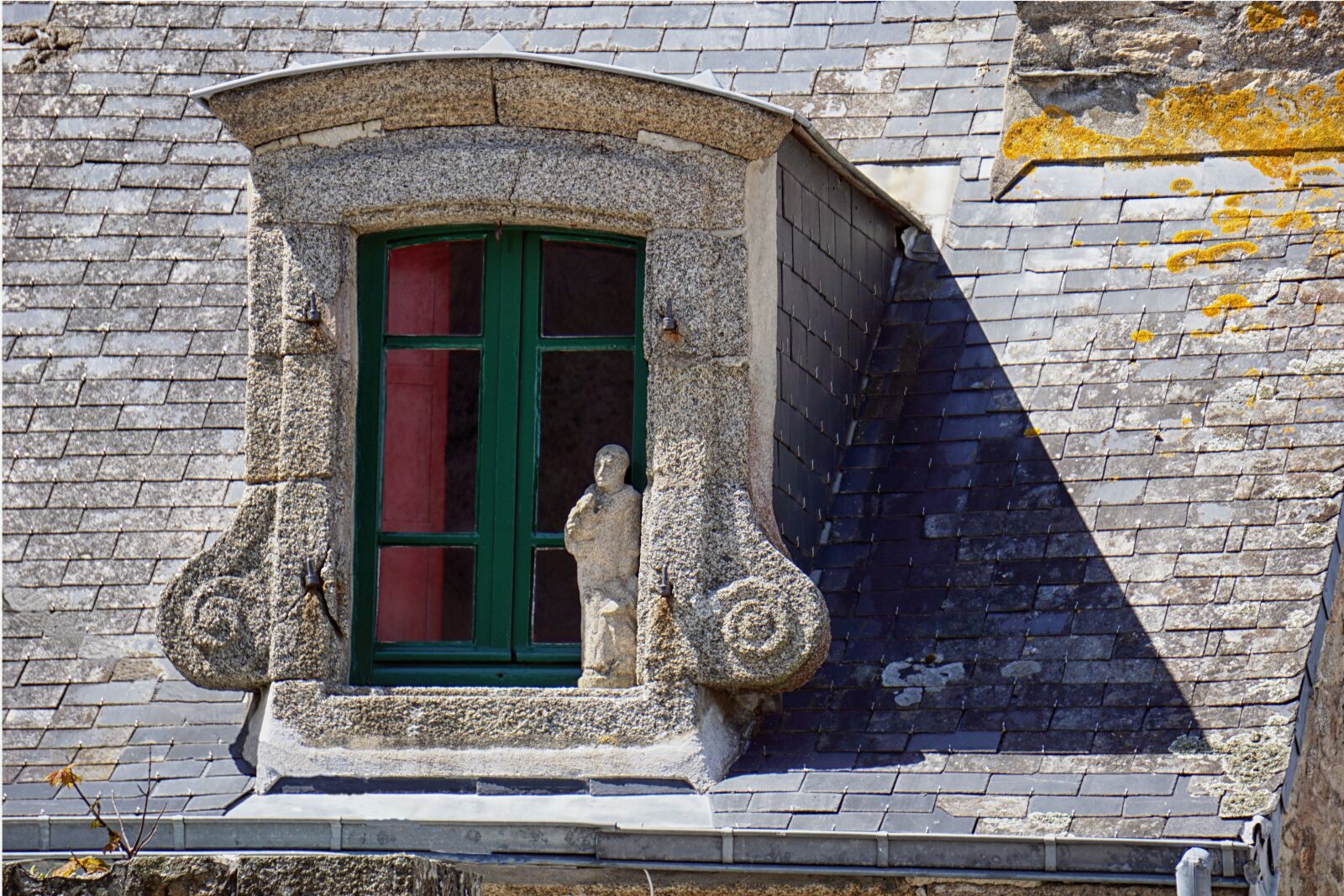 Sony a6000 sample photo. Sculpture, roofs, window photography
