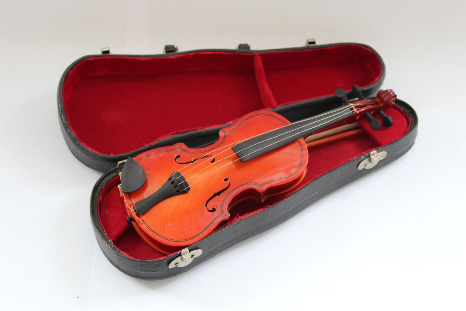 Canon EOS 1300D (EOS Rebel T6 / EOS Kiss X80) sample photo. Violin, instrument, classic photography