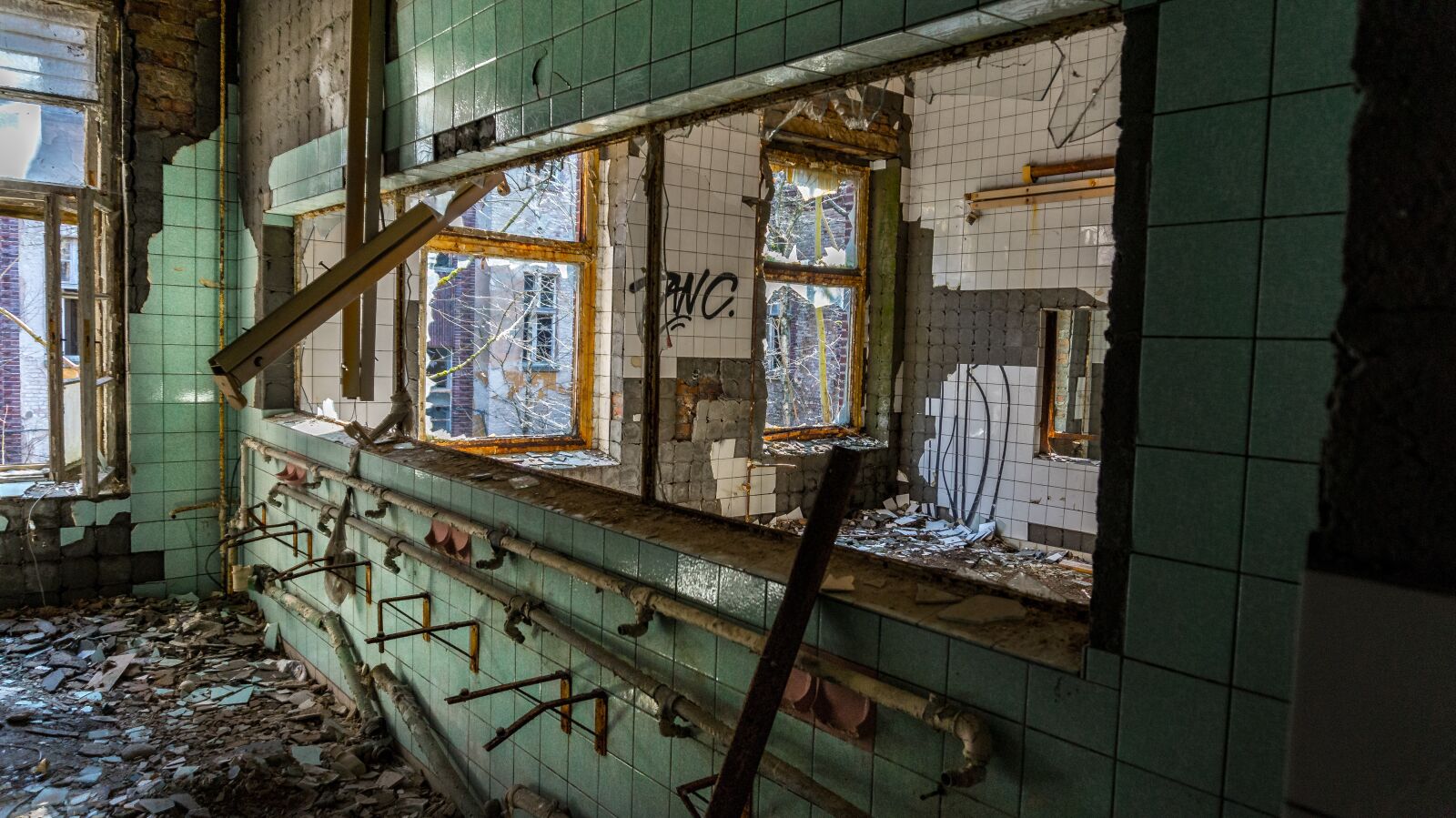 Sony Alpha a5000 (ILCE 5000) sample photo. Abandoned, house, window photography